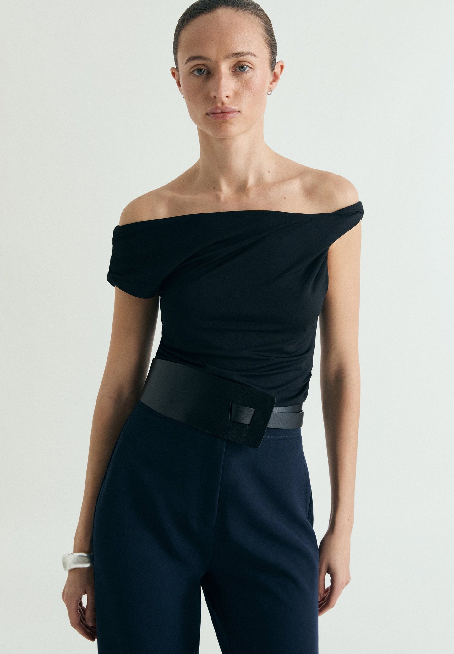 T-SHIRT DRAPEADA ASSIMÉTRICA