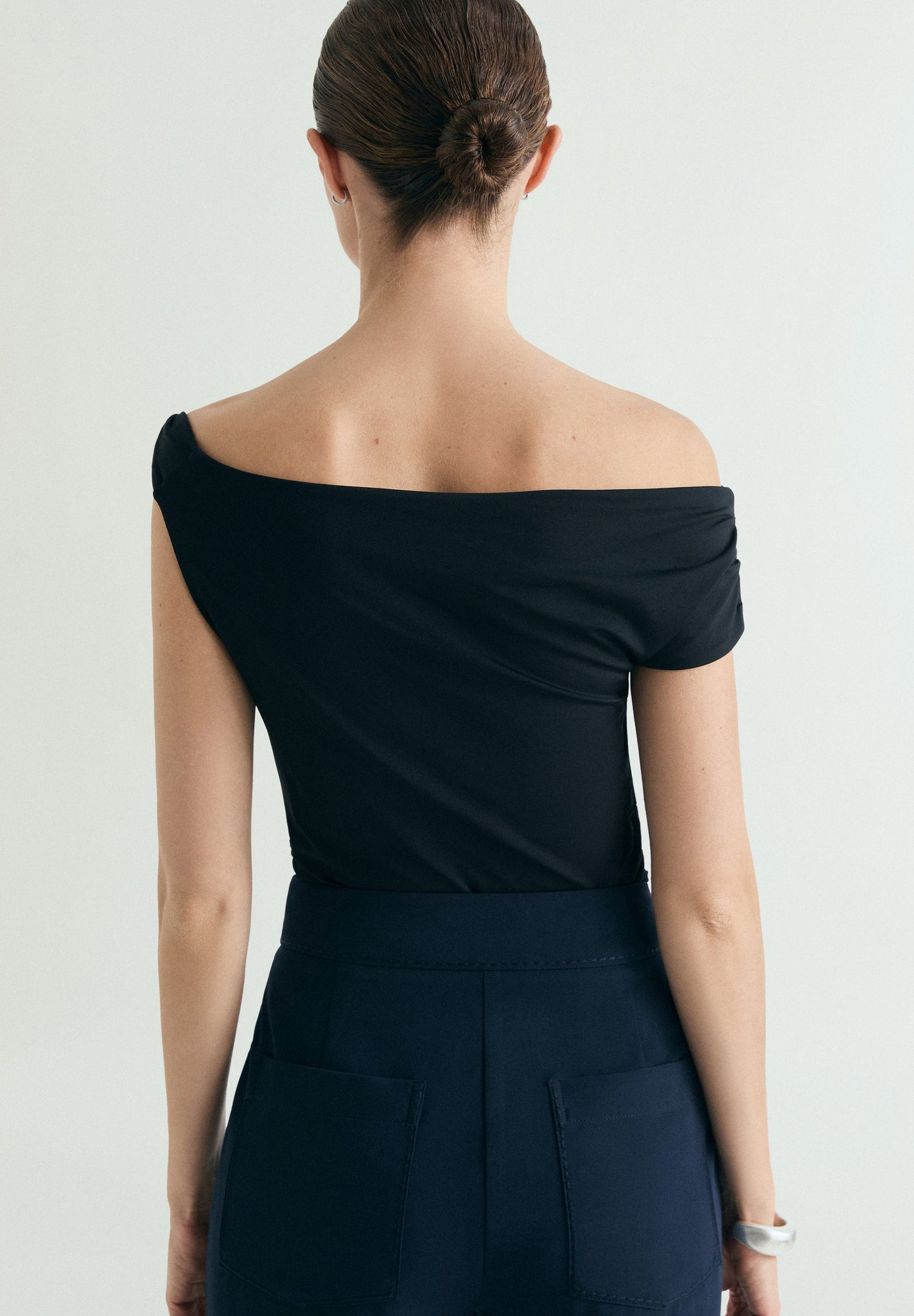 T-SHIRT DRAPEADA ASSIMÉTRICA