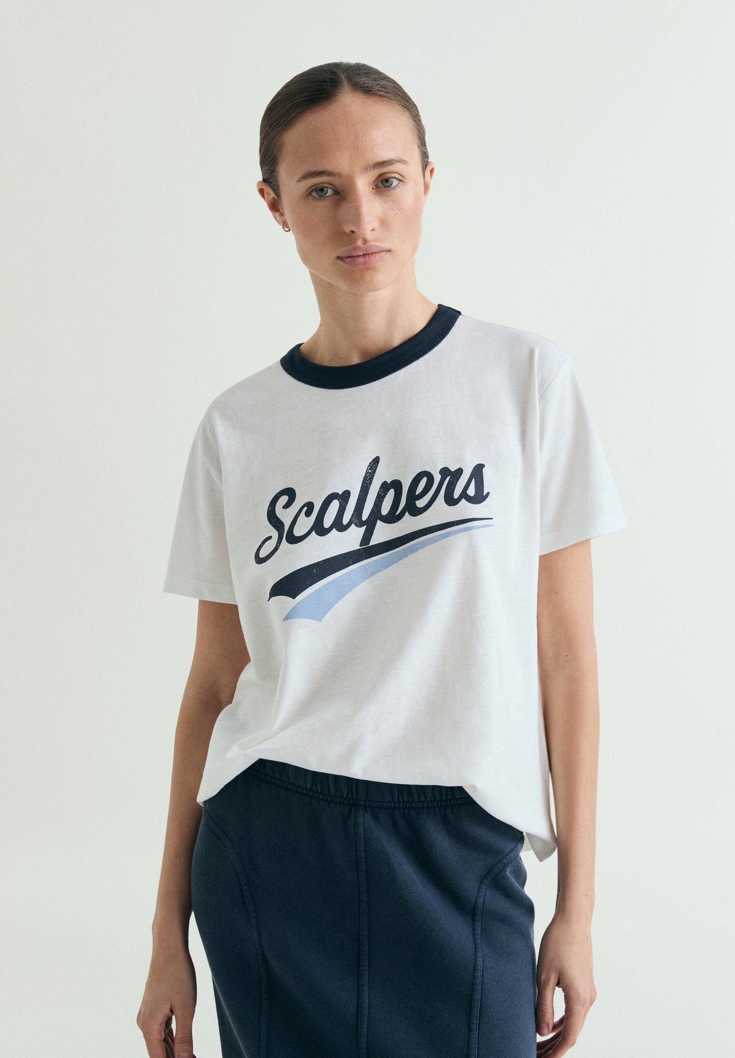 T-SHIRT PADRÃO ÀS RISCAS