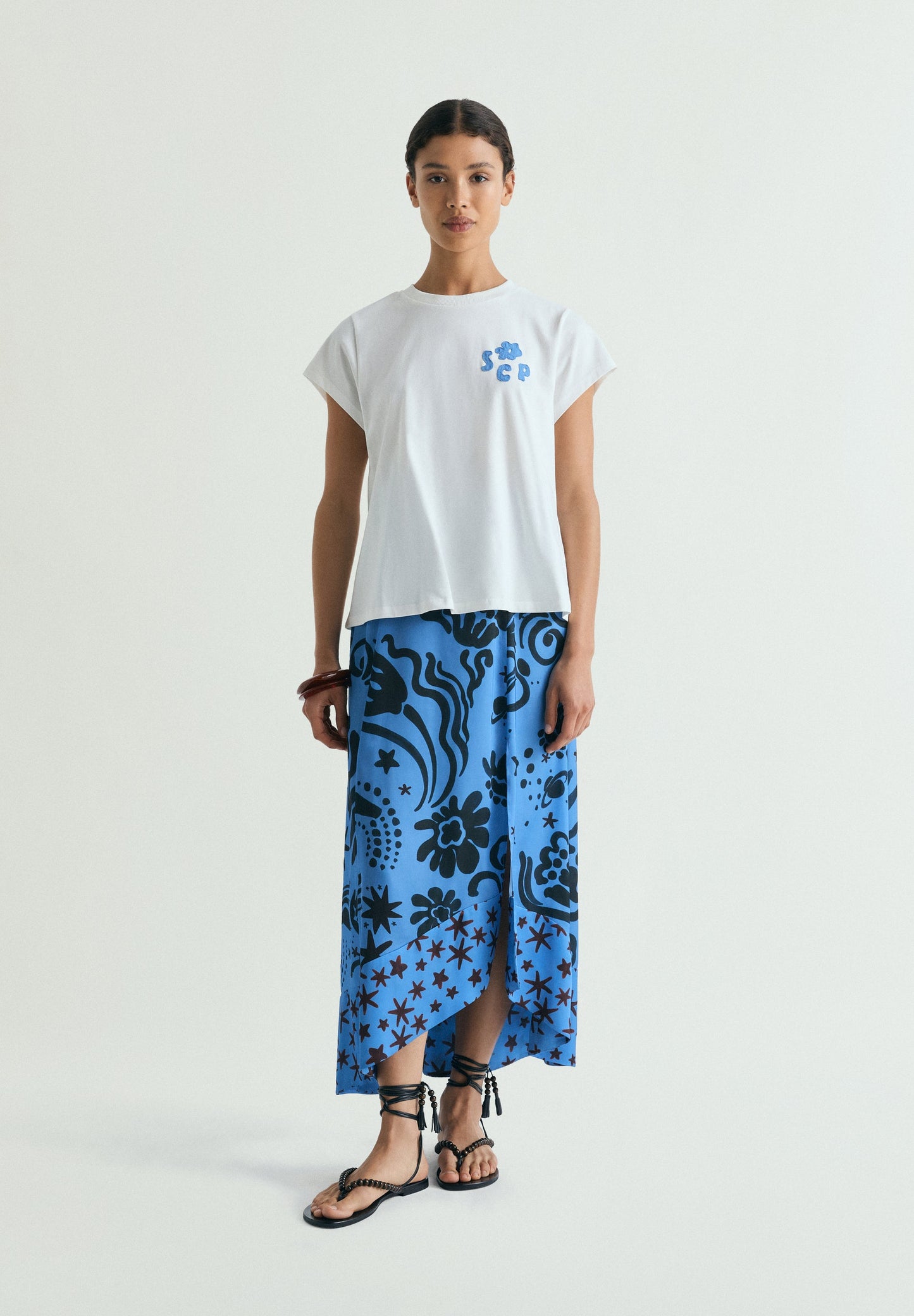 T-SHIRT COM REMENDOS BORDADOS