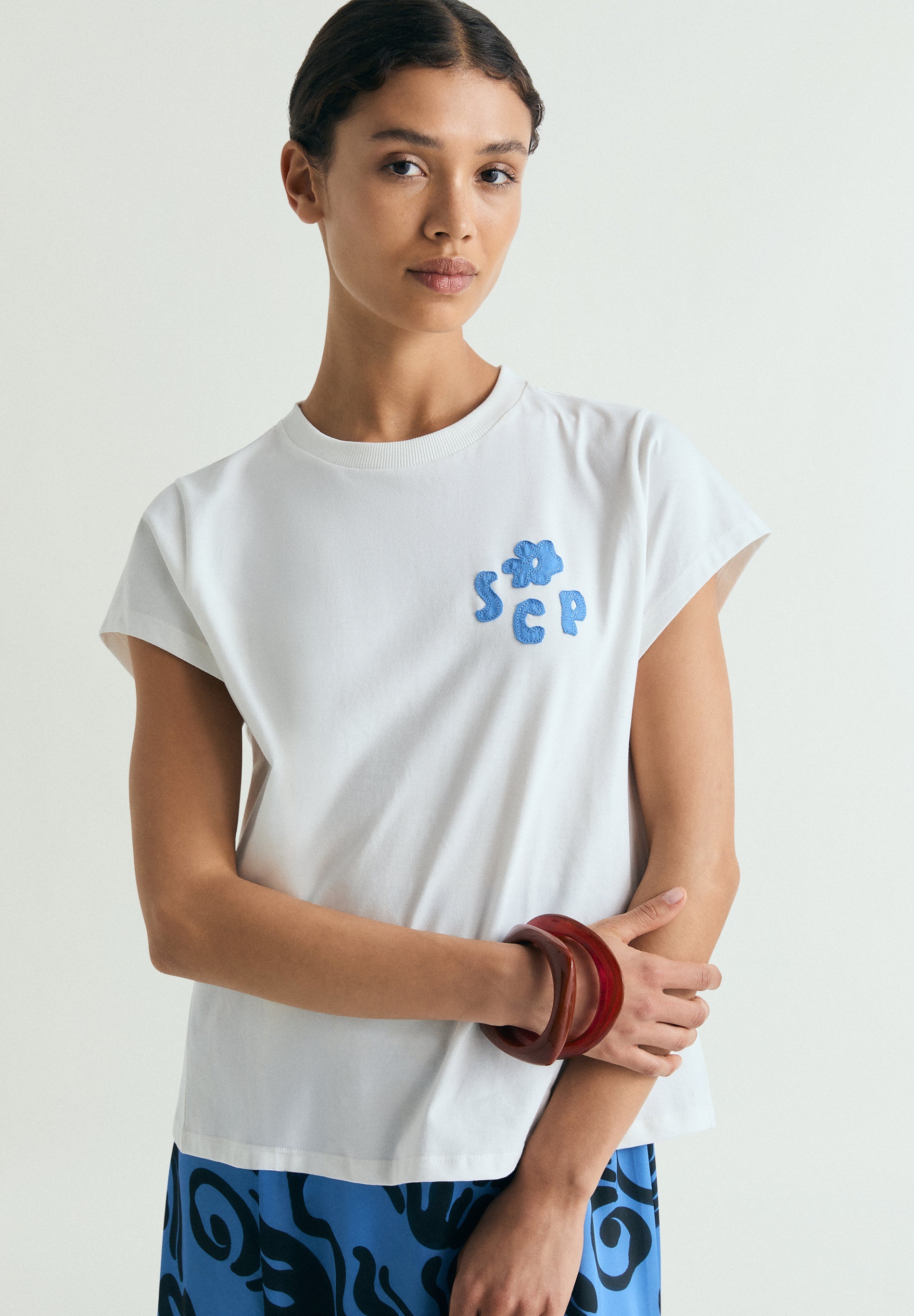 T-SHIRT COM REMENDOS BORDADOS