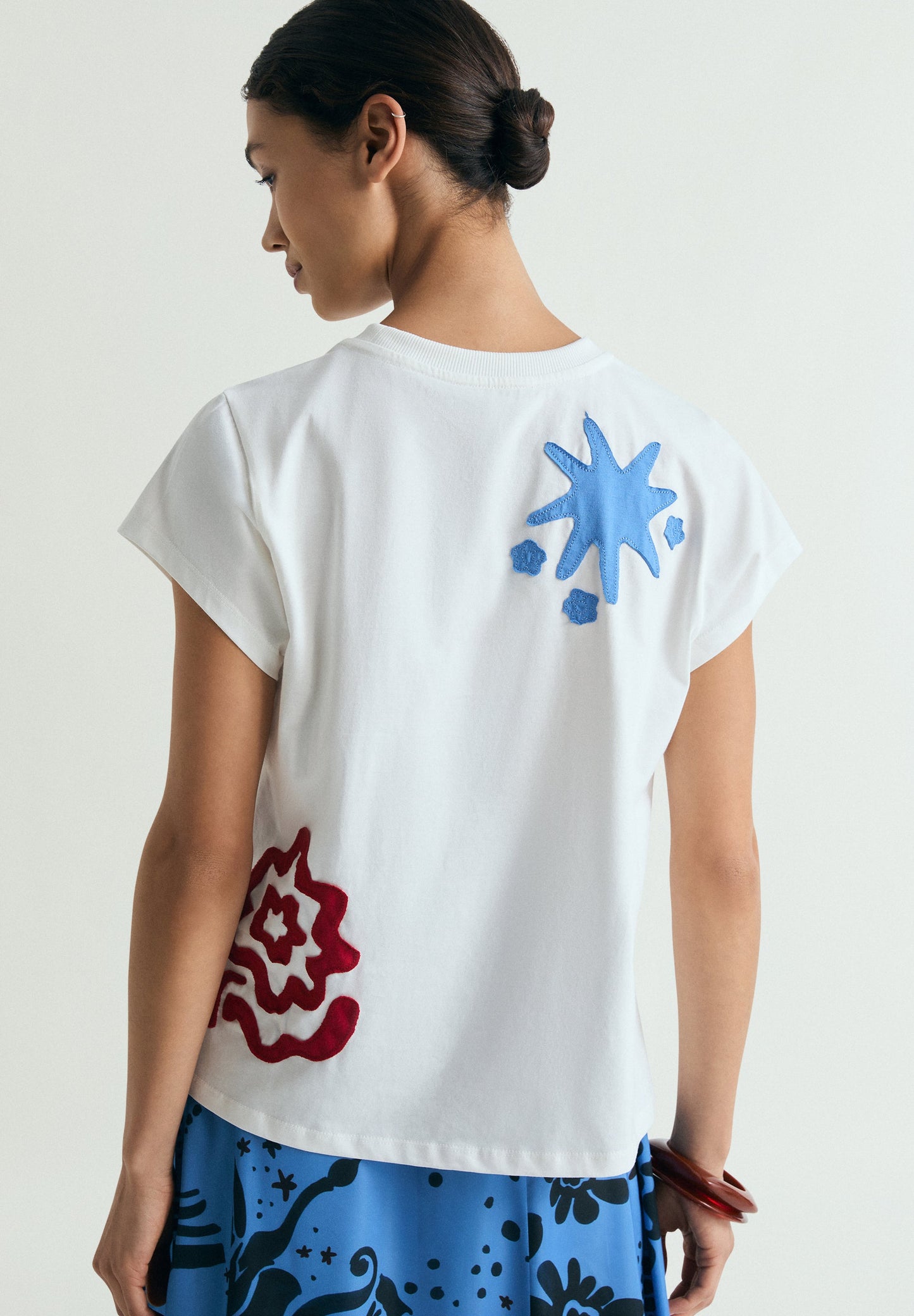 T-SHIRT COM REMENDOS BORDADOS