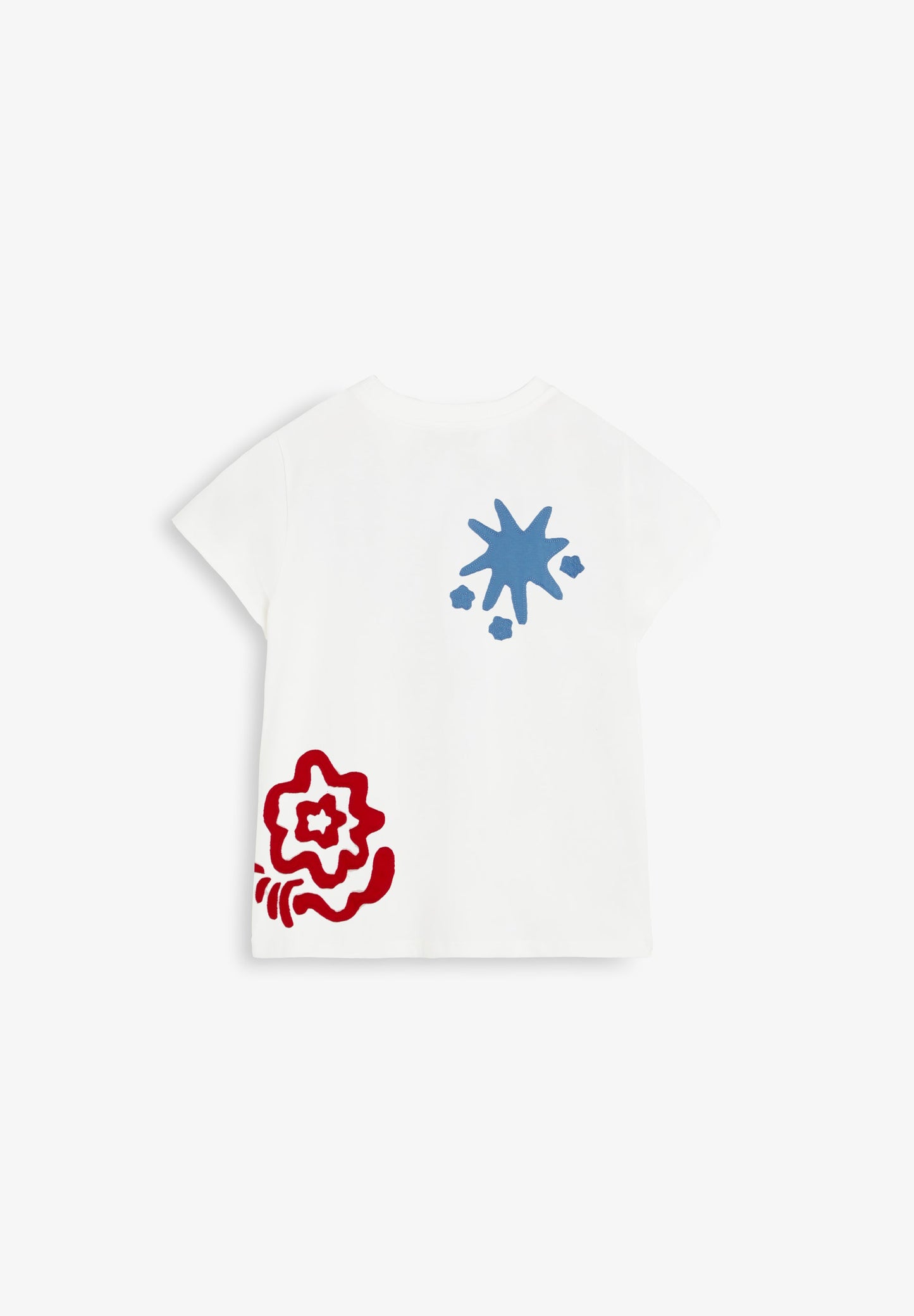 T-SHIRT COM REMENDOS BORDADOS
