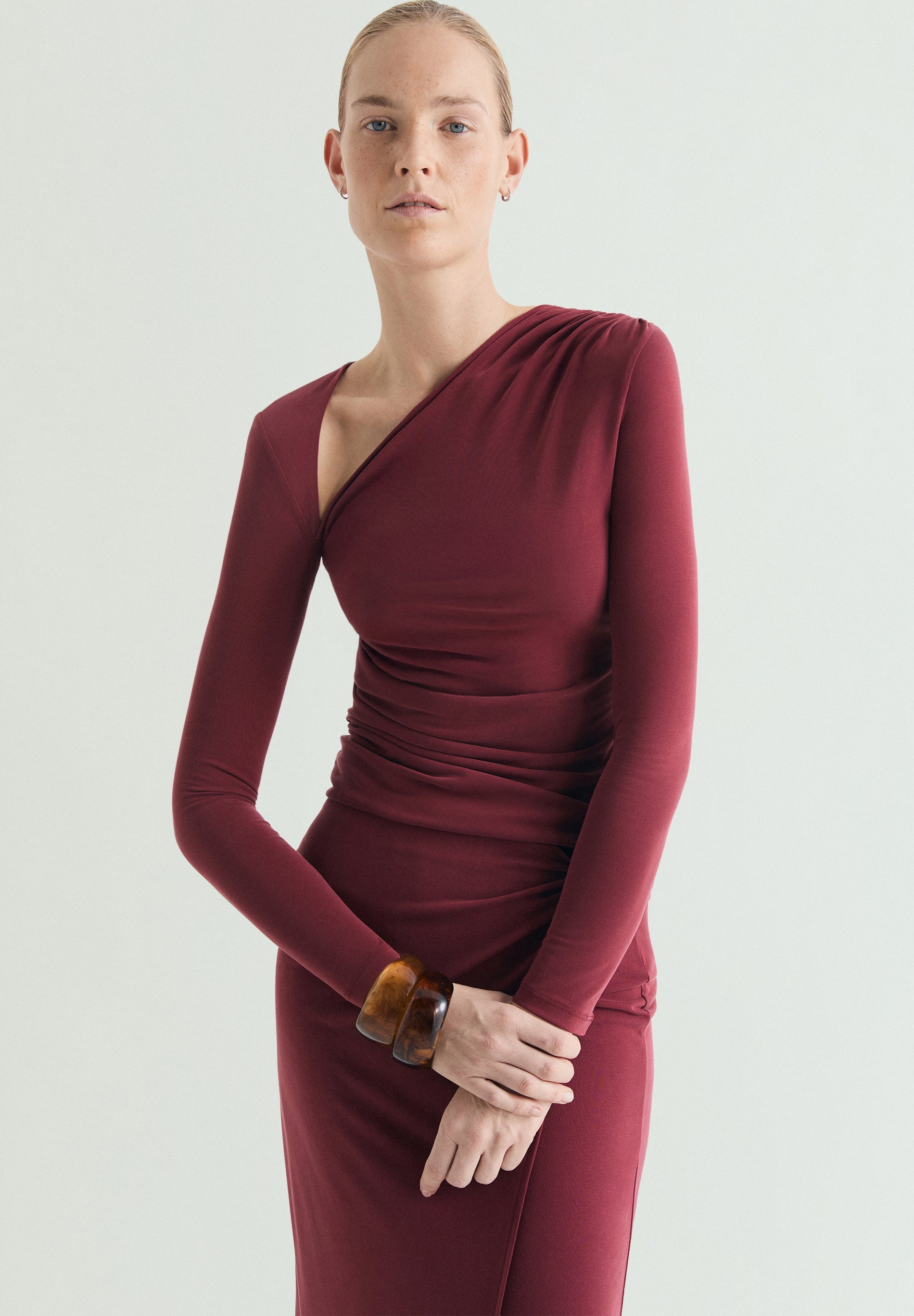 T-SHIRT FLUIDA ASSIMÉTRICA