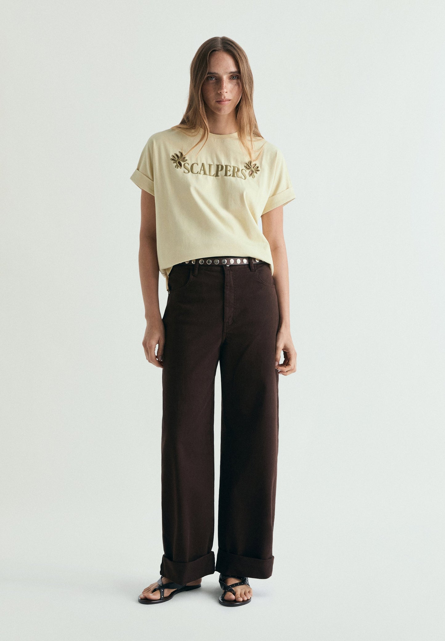 T-SHIRT BORDADA EM CONTRASTE