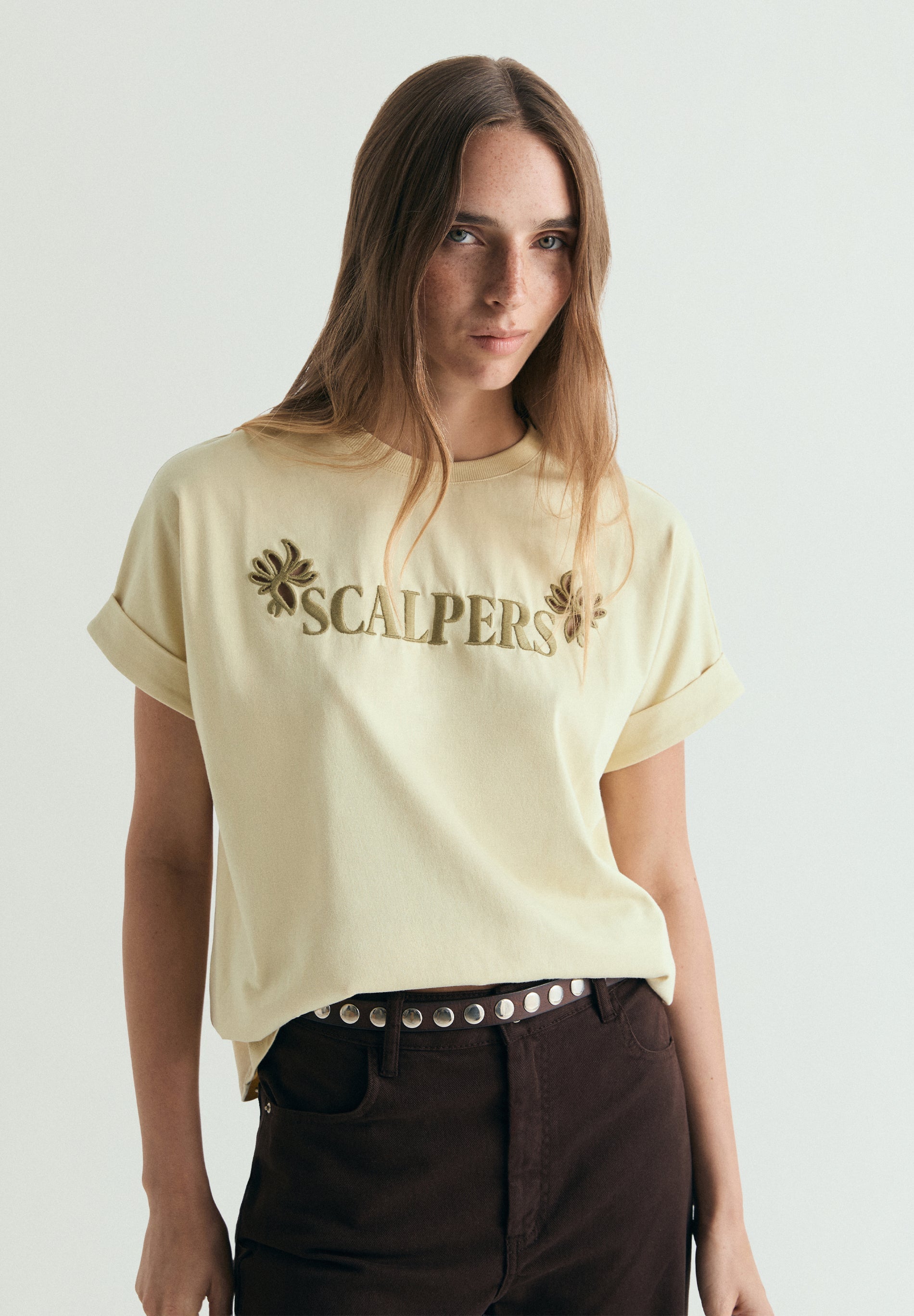 T-SHIRT BORDADA EM CONTRASTE