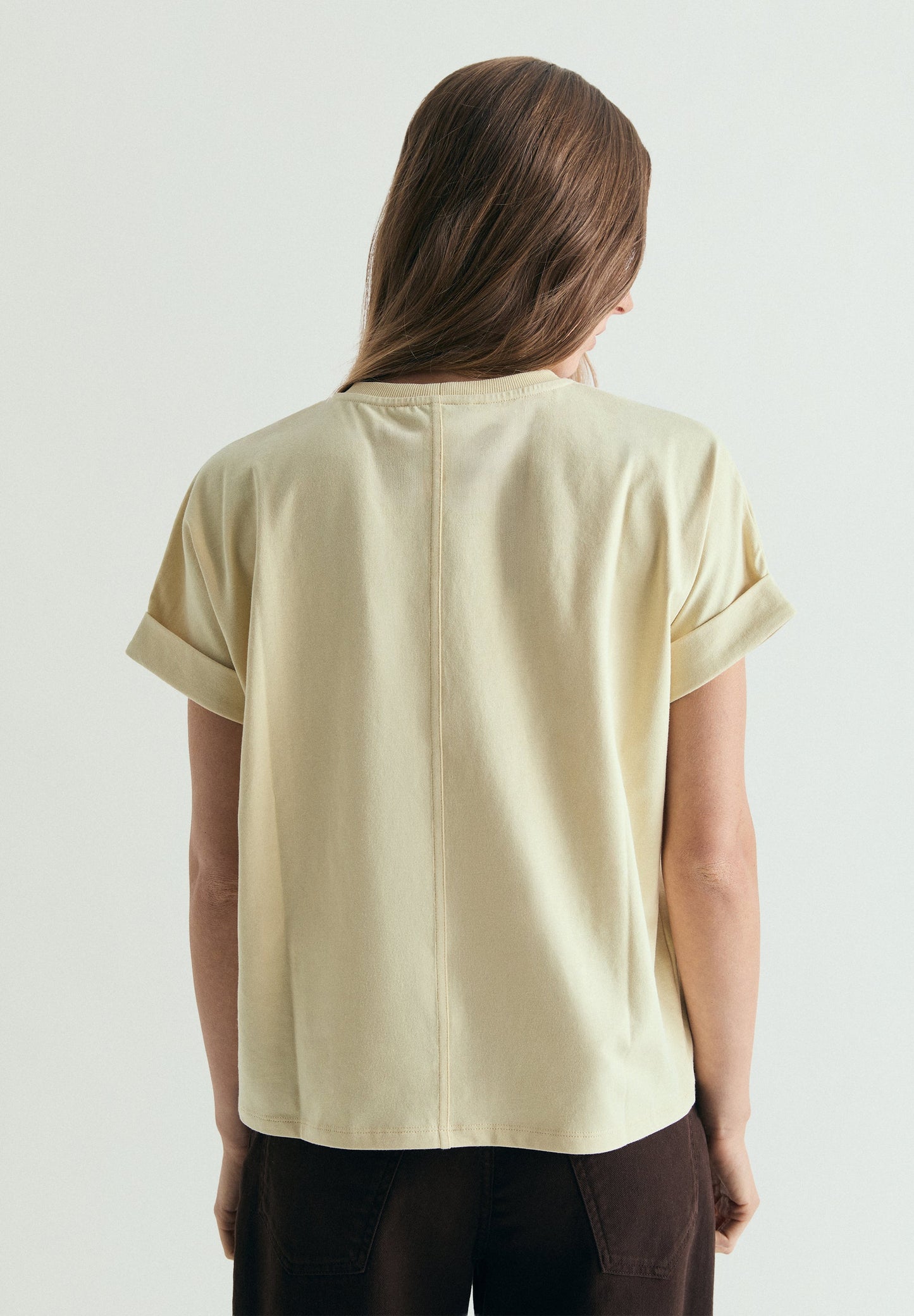 T-SHIRT BORDADA EM CONTRASTE