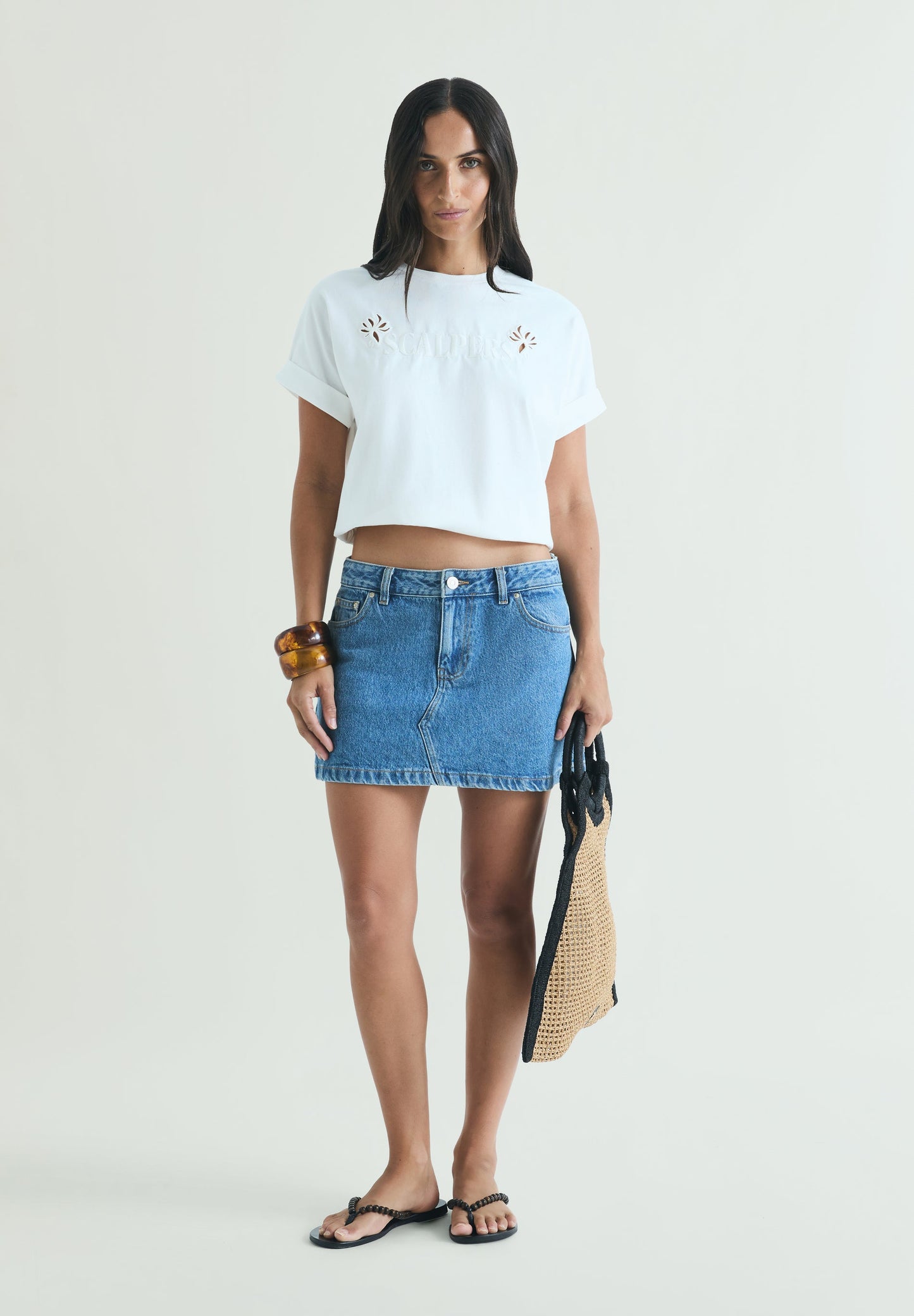 T-SHIRT BORDADA EM CONTRASTE