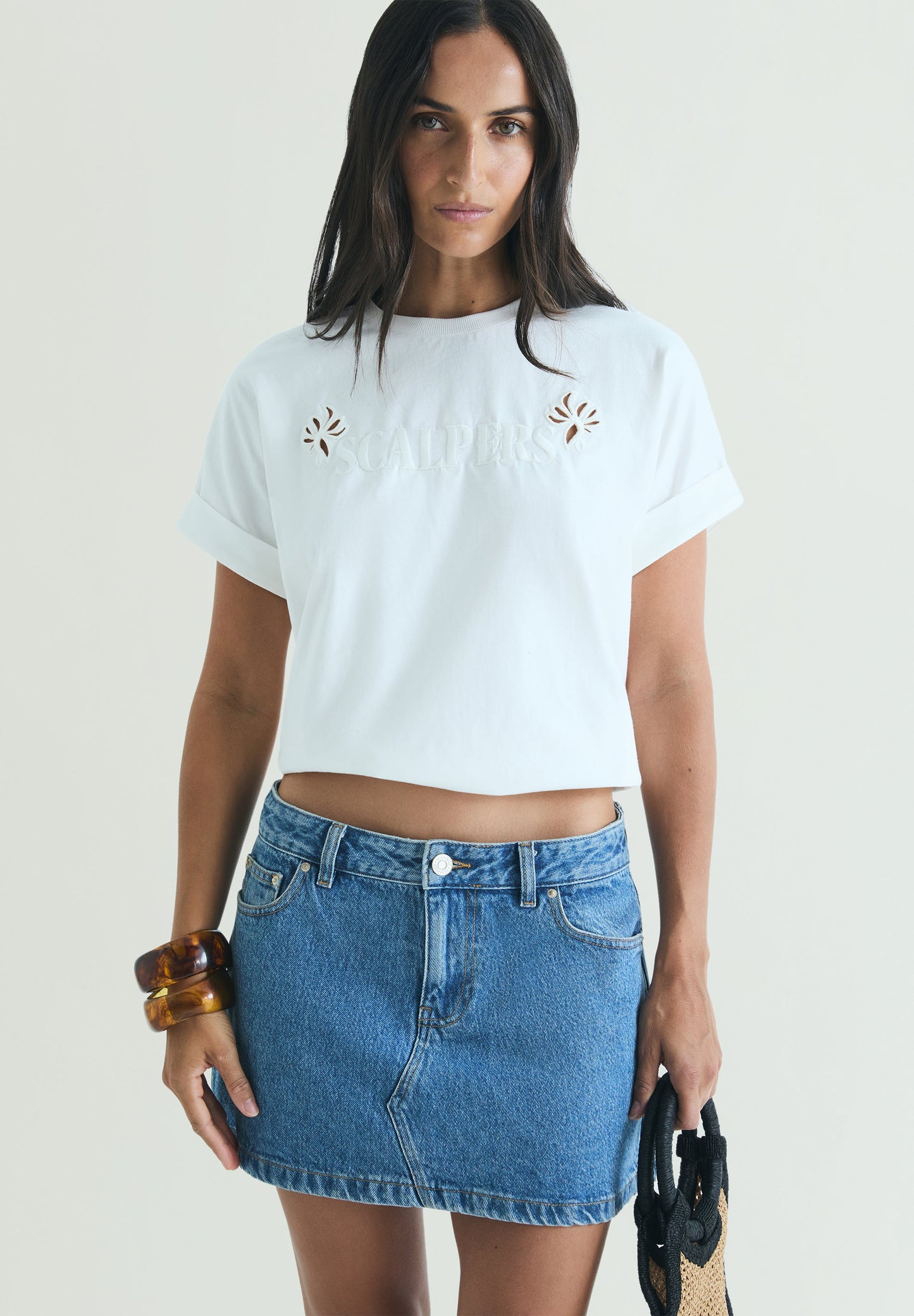 T-SHIRT BORDADA EM CONTRASTE