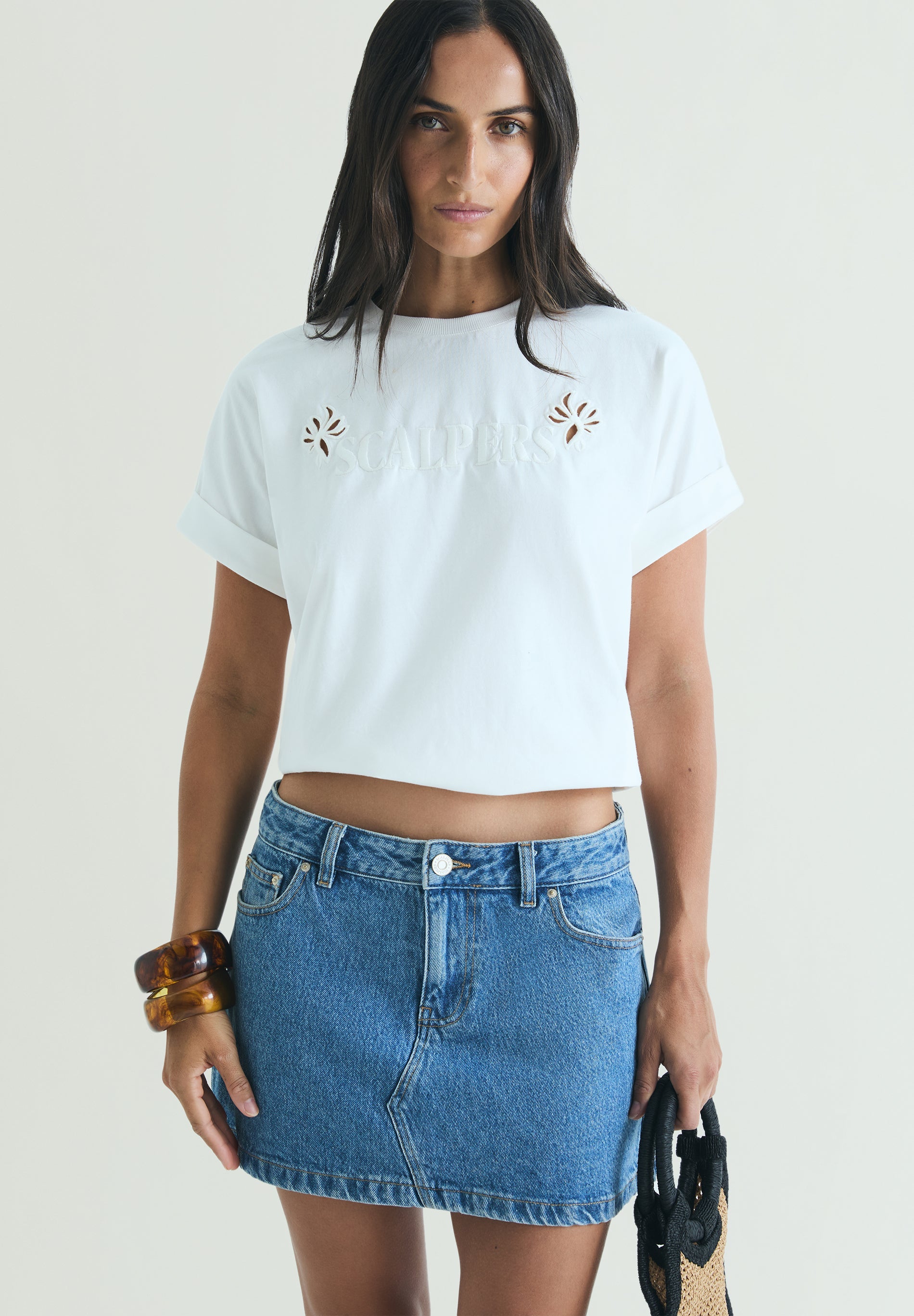 T-SHIRT BORDADA EM CONTRASTE