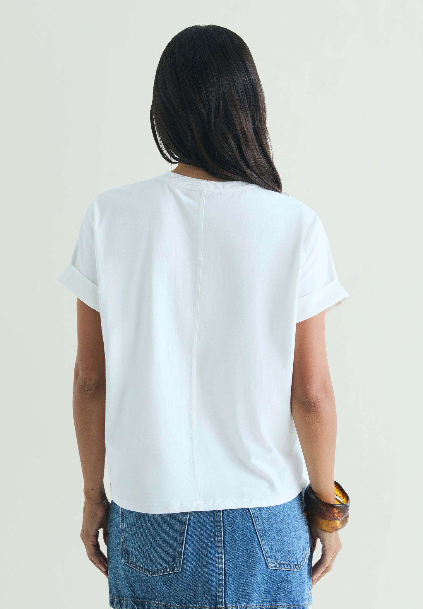 T-SHIRT BORDADA EM CONTRASTE