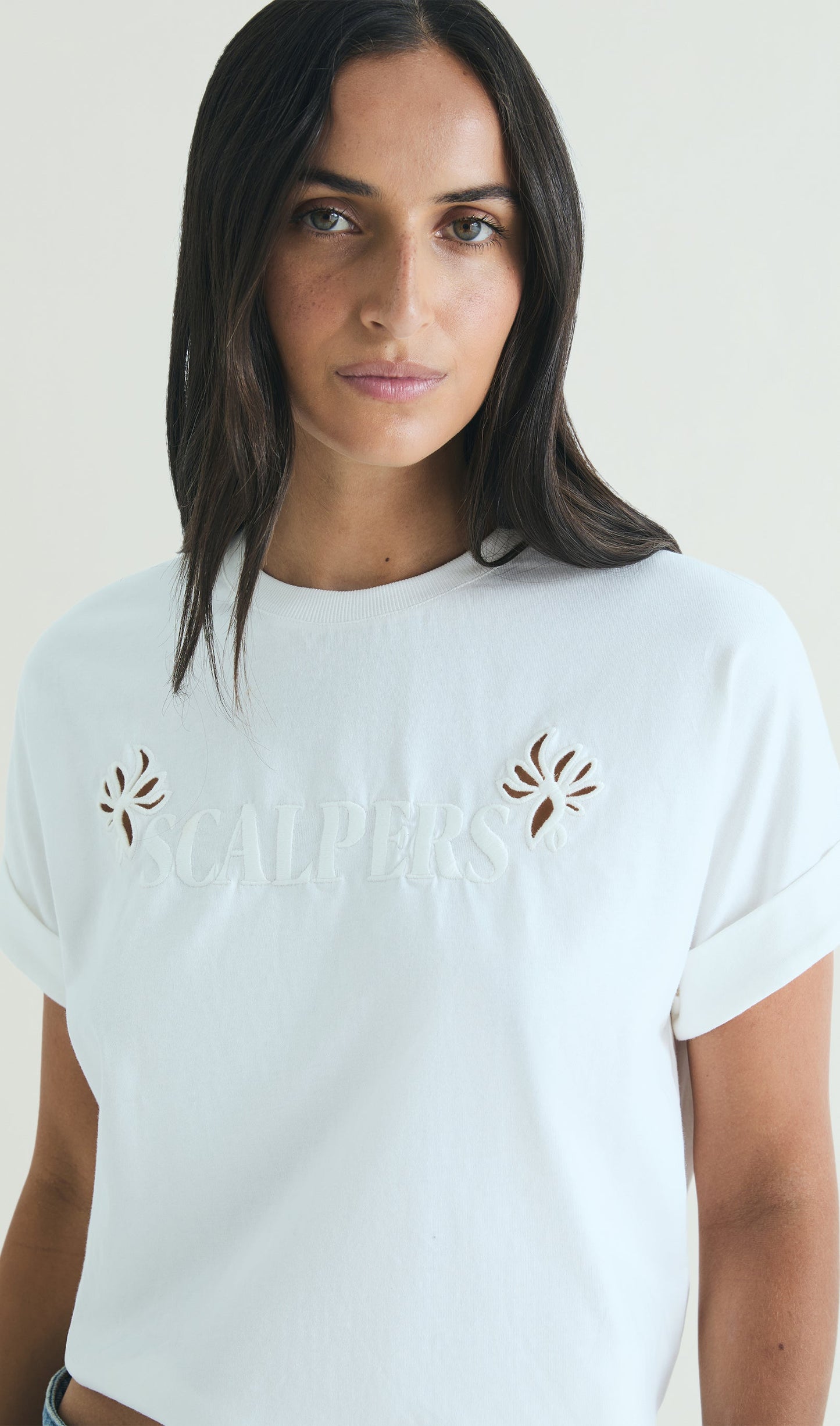 T-SHIRT BORDADA EM CONTRASTE