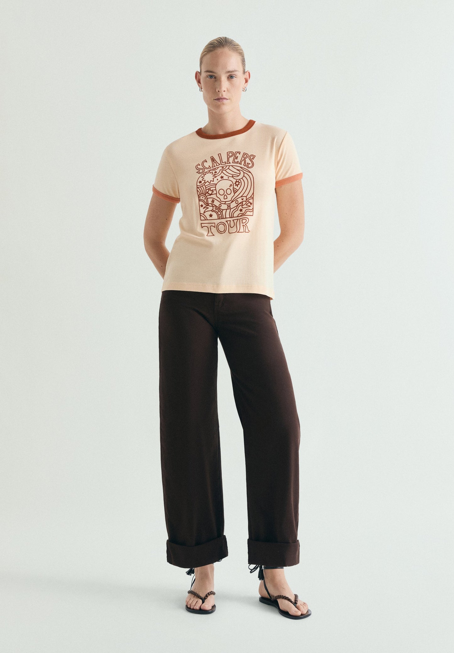 T-SHIRT COM GOLA EM CONTRASTE