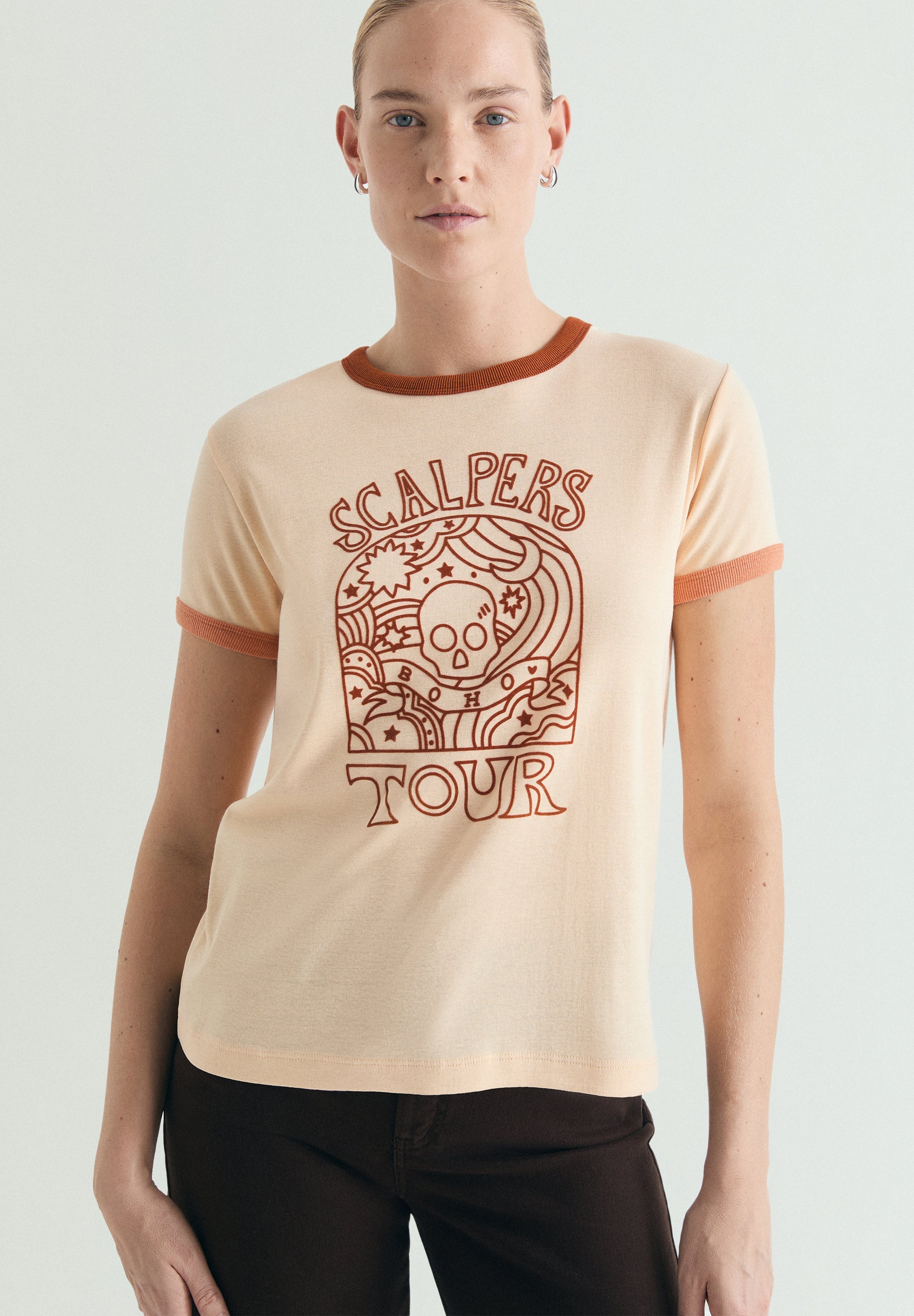 T-SHIRT COM GOLA EM CONTRASTE