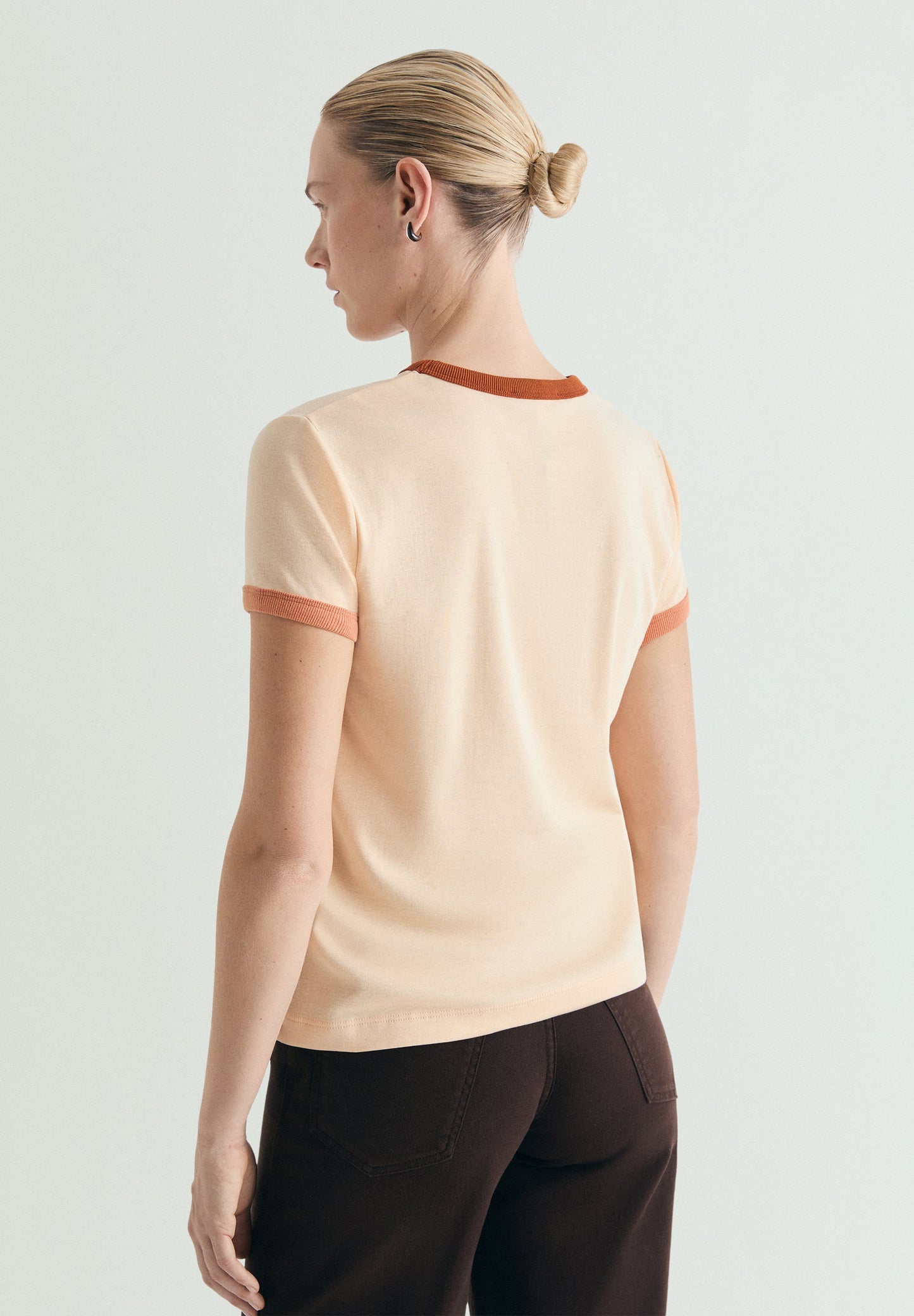 T-SHIRT COM GOLA EM CONTRASTE