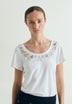 T-SHIRT COM DECOTE REDONDO E MISSANGAS