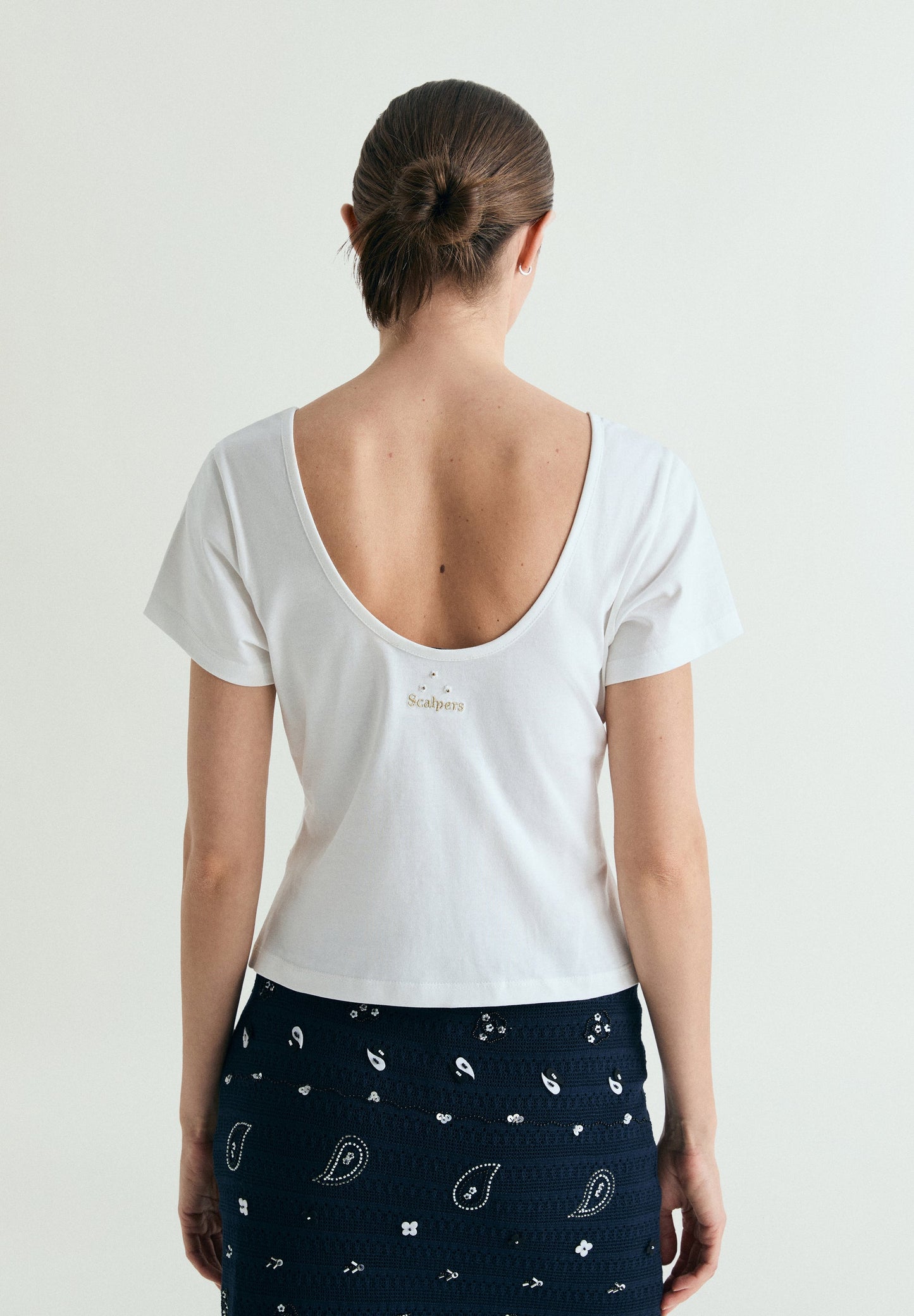 T-SHIRT COM DECOTE REDONDO E MISSANGAS