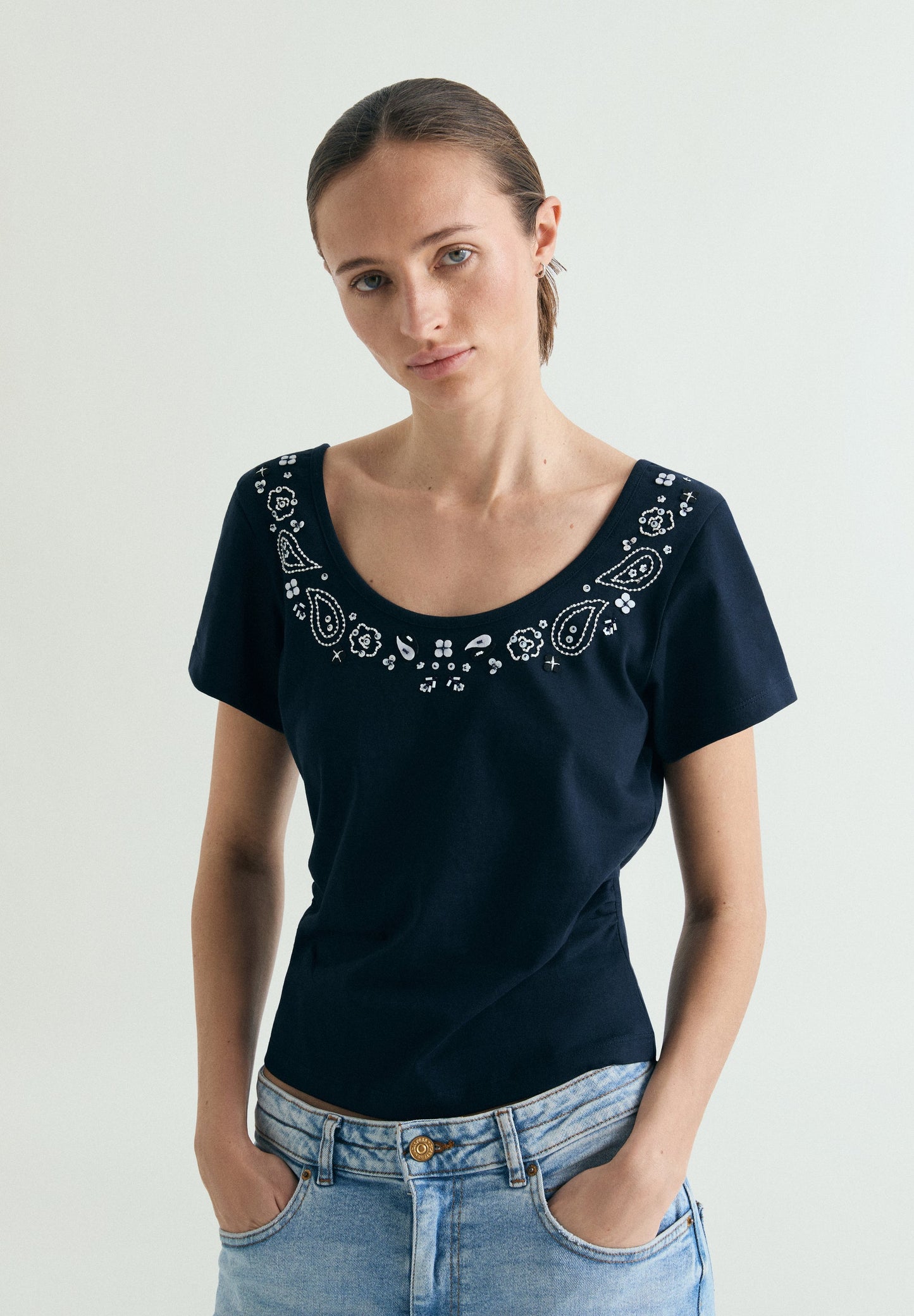 T-SHIRT COM DECOTE REDONDO E MISSANGAS