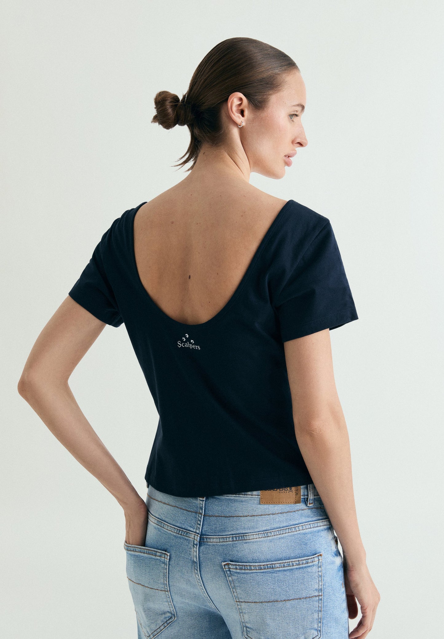 T-SHIRT COM DECOTE REDONDO E MISSANGAS