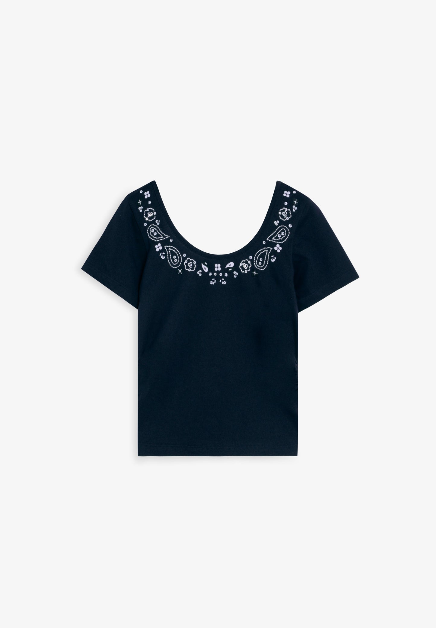 T-SHIRT COM DECOTE REDONDO E MISSANGAS