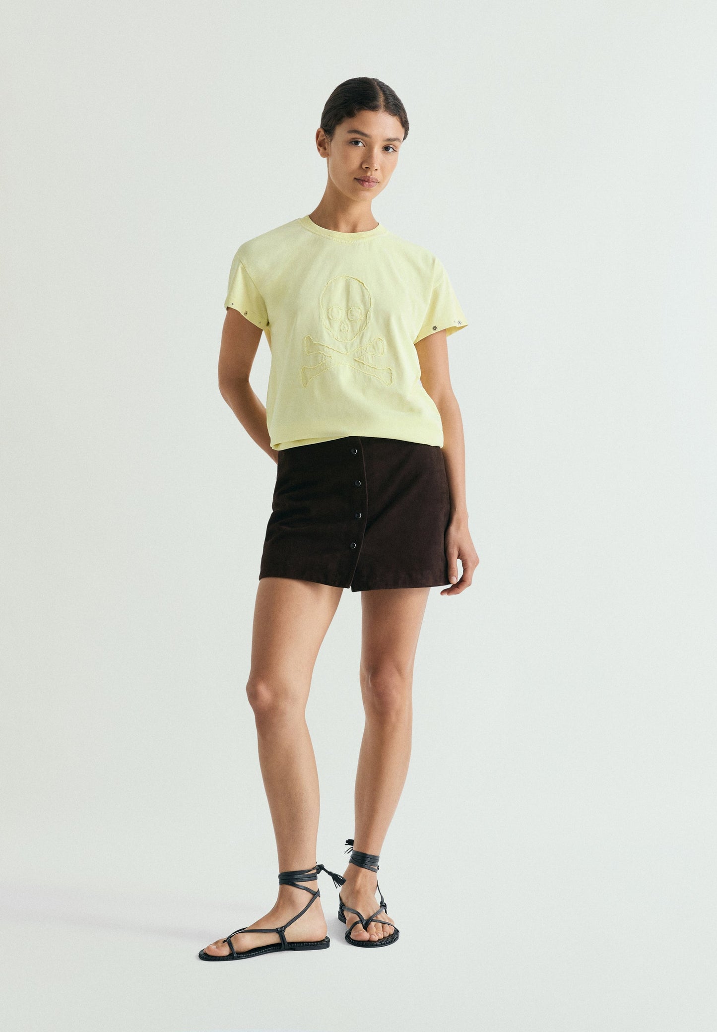 T-SHIRT SKULL COM TACHAS