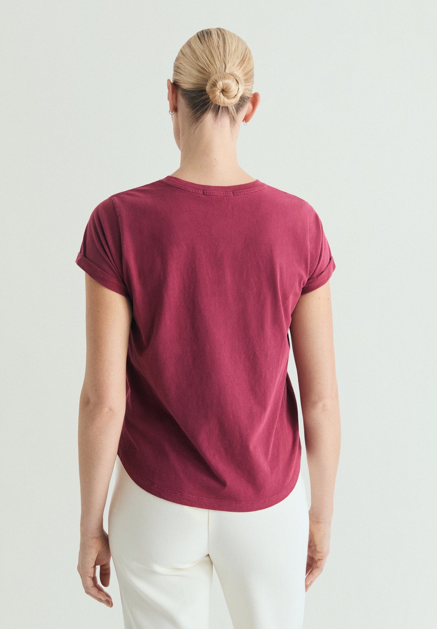 T-SHIRT BÁSICA COM SKULL
