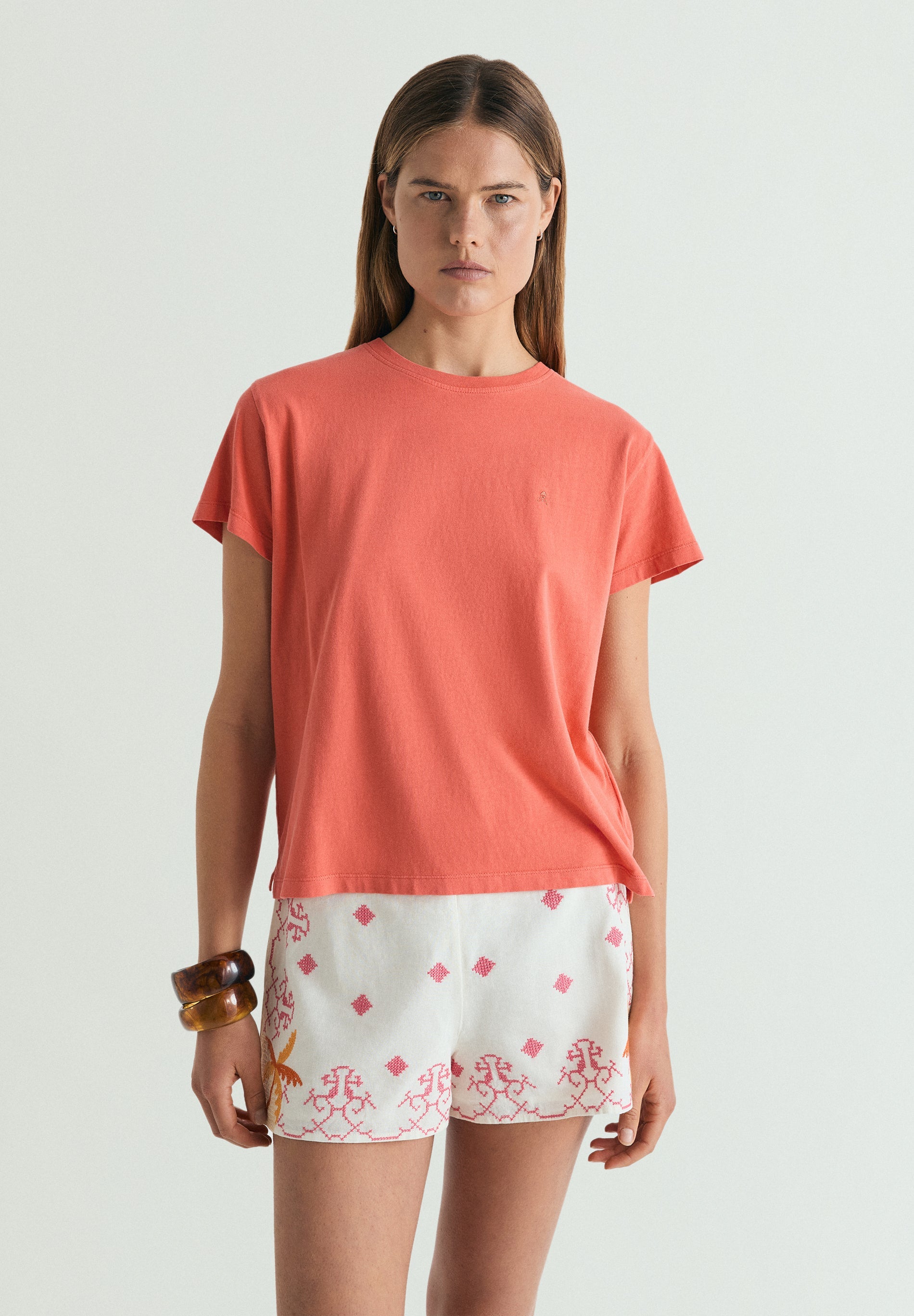 T-SHIRT BÁSICA COM SKULL