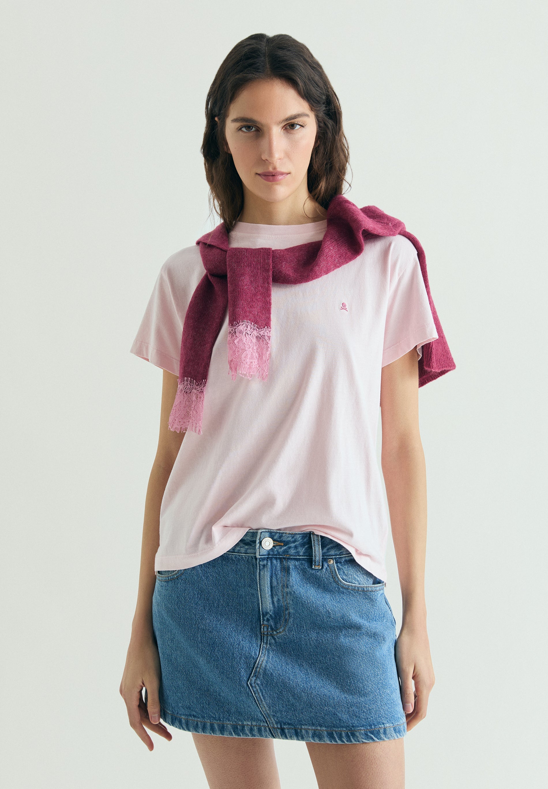 T-SHIRT BÁSICA COM SKULL