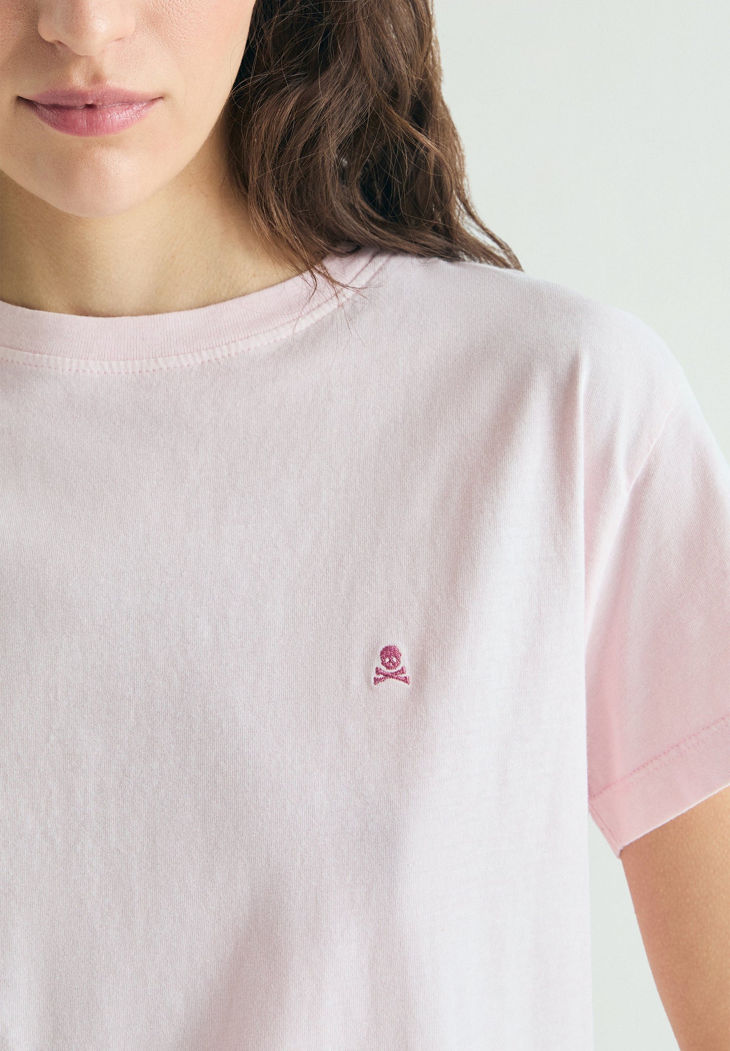 T-SHIRT BÁSICA COM SKULL