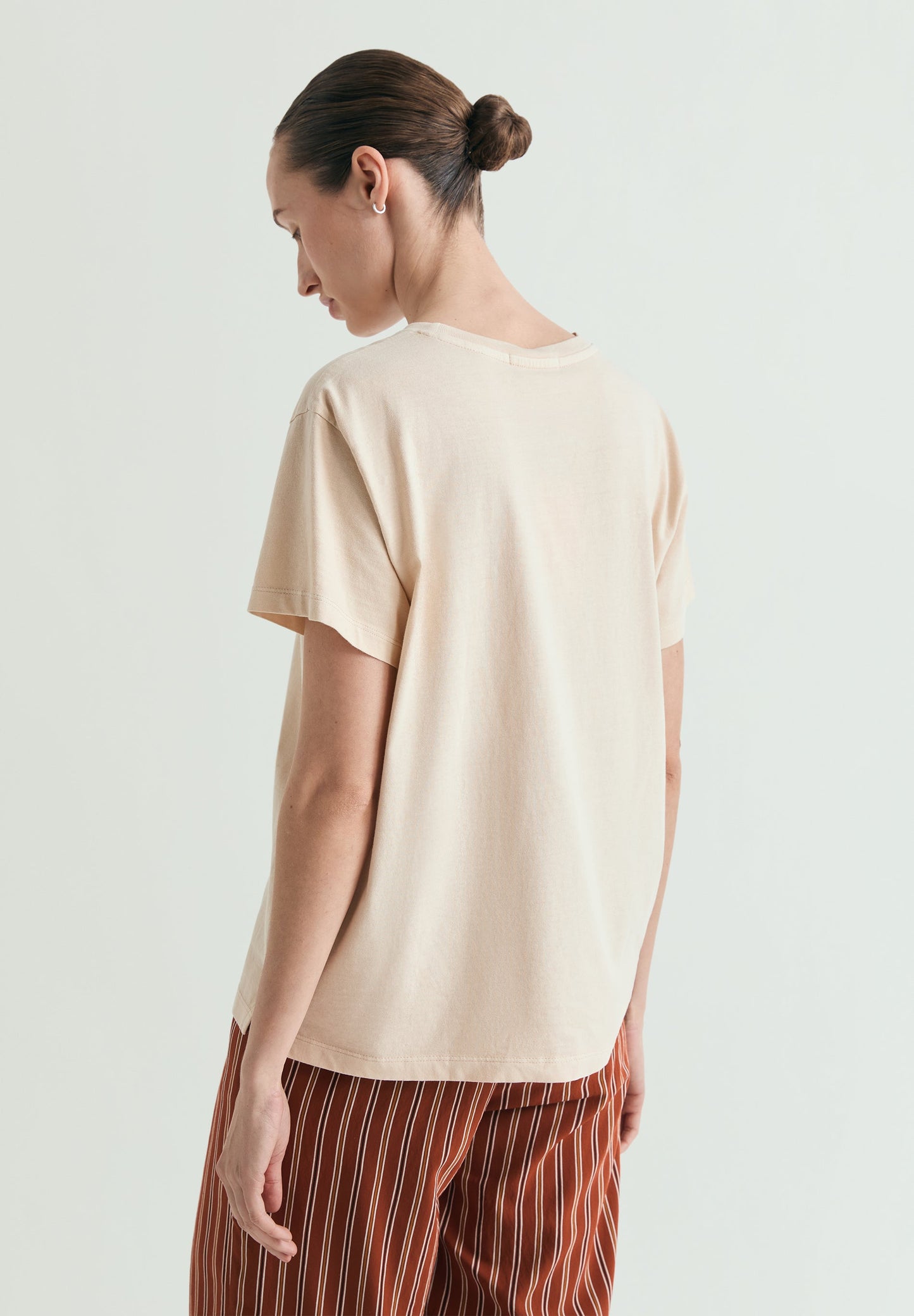 T-SHIRT BÁSICA COM SKULL