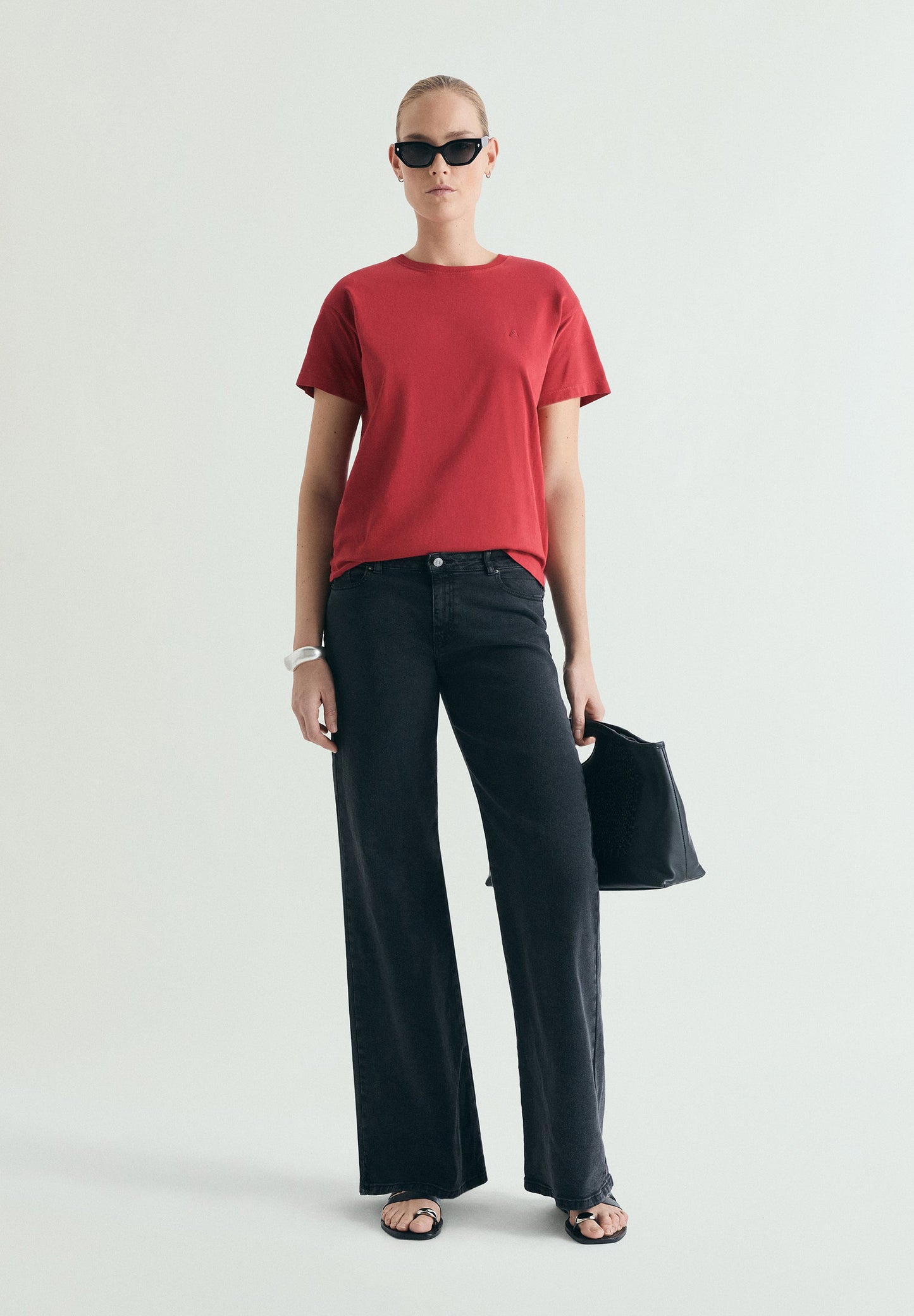 T-SHIRT BÁSICA COM SKULL