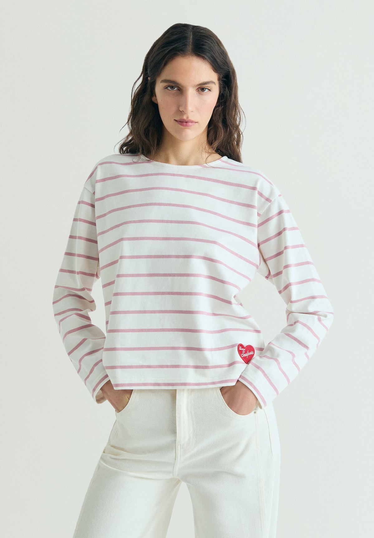 T-SHIRT ÀS RISCAS COM REMENDO