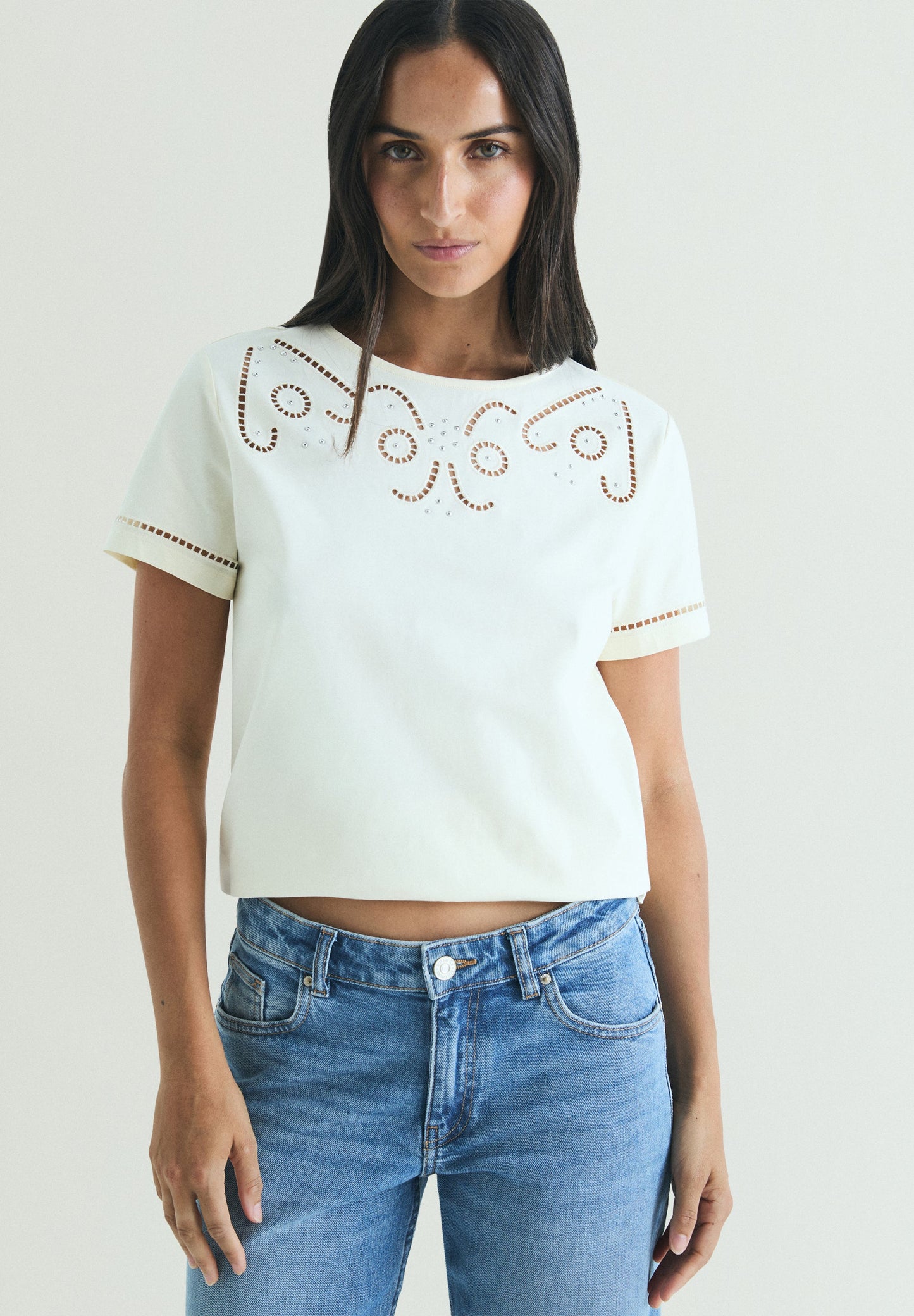 T-SHIRT COM PORMENORES PERFURADOS COM TACHAS