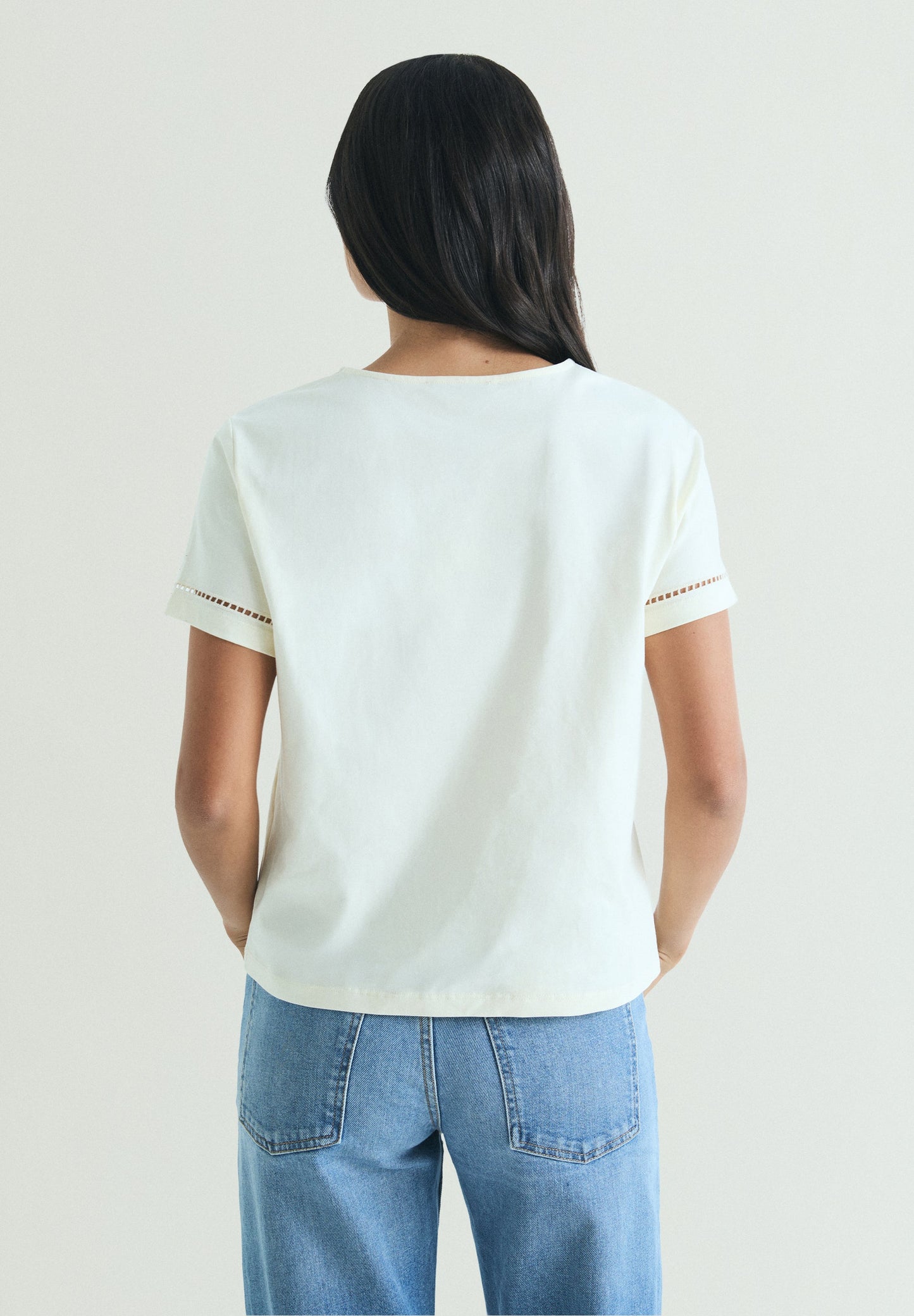 T-SHIRT COM PORMENORES PERFURADOS COM TACHAS