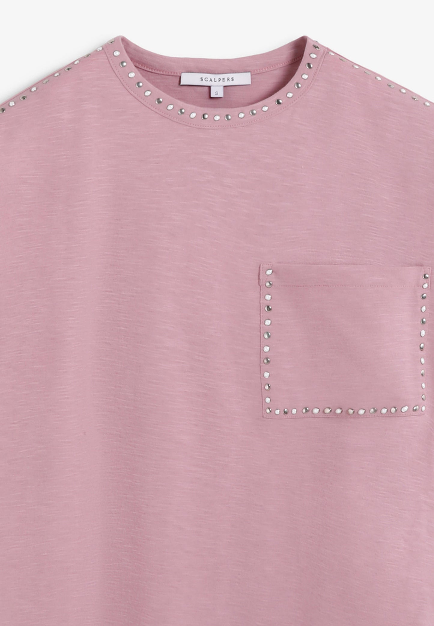 T-SHIRT COM TACHAS NO BOLSO