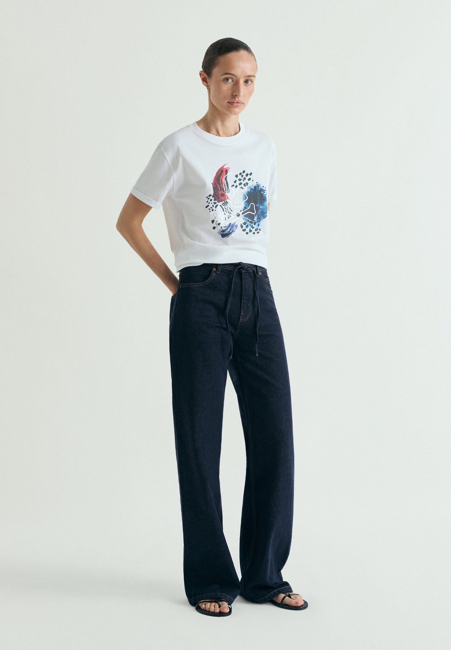 T-SHIRT COM PADRÃO DE LOGÓTIPO