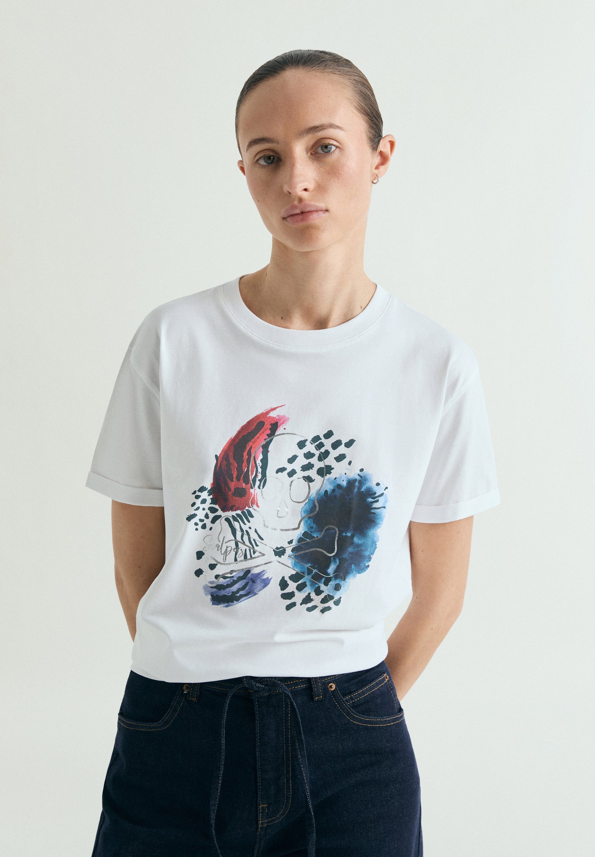T-SHIRT COM PADRÃO DE LOGÓTIPO