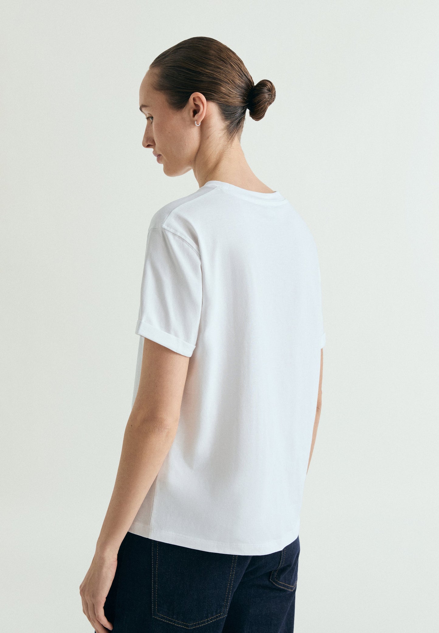 T-SHIRT COM PADRÃO DE LOGÓTIPO