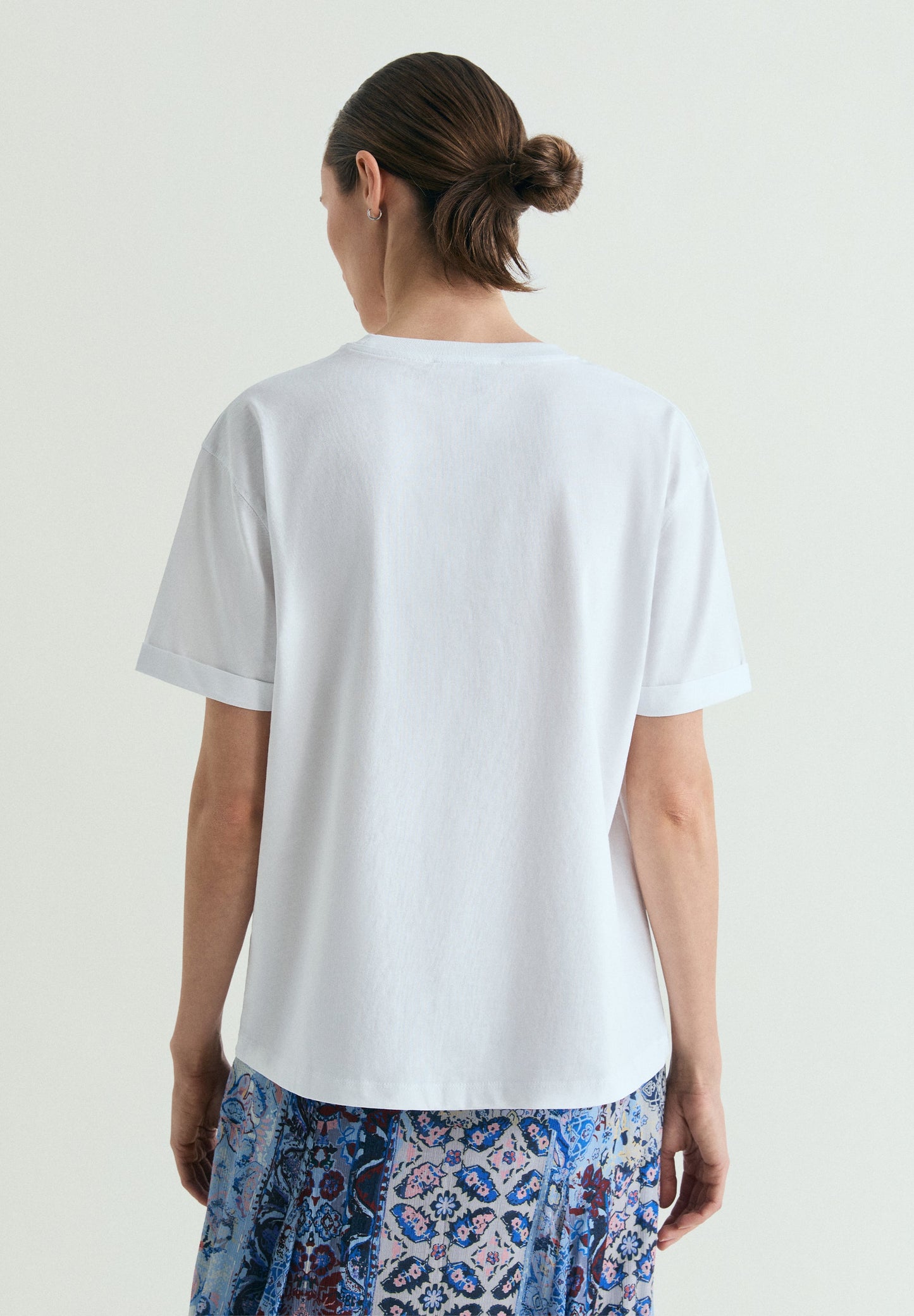 T-SHIRT ESTAMPADA COM LOGÓTIPO