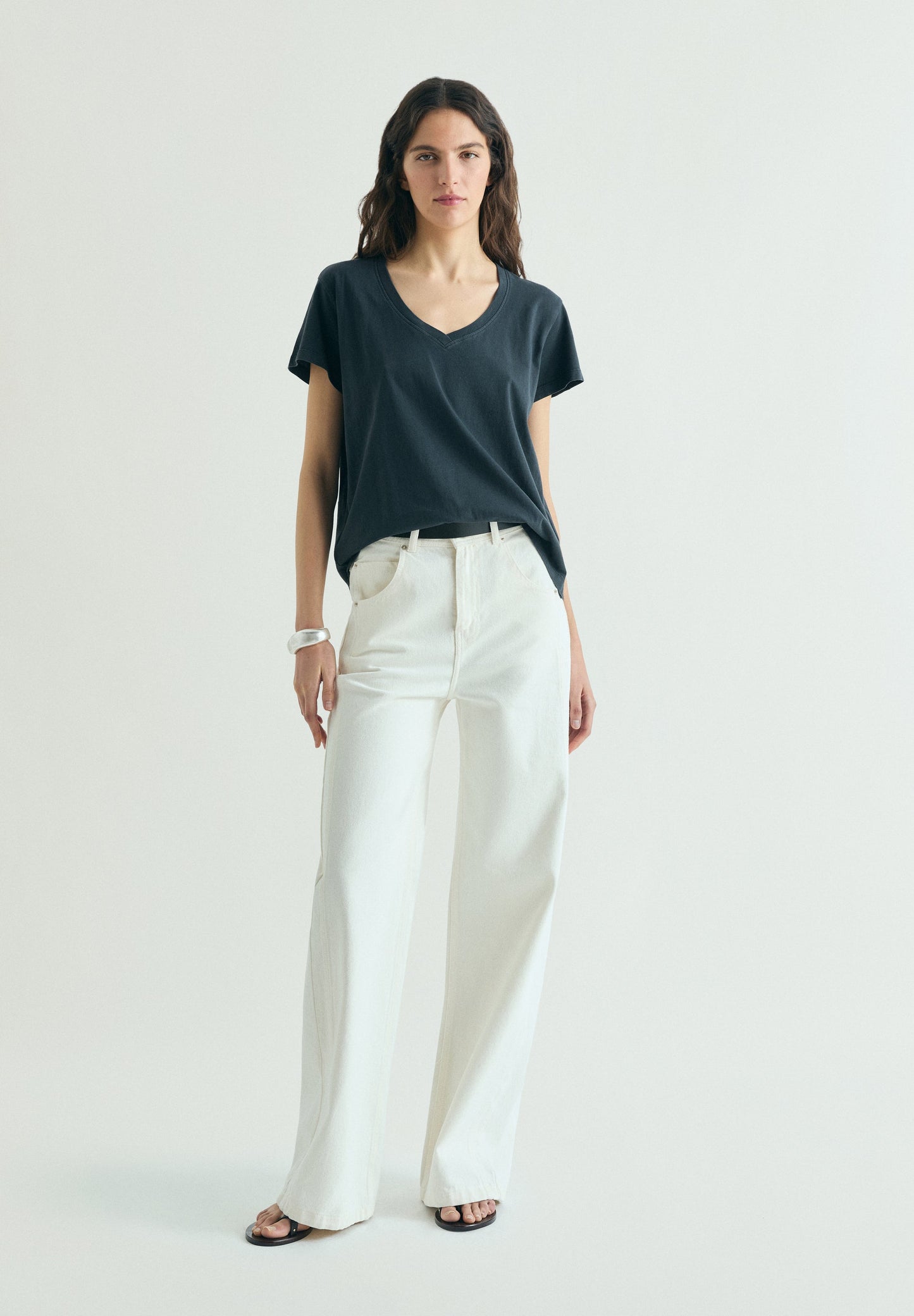 T-SHIRT BÁSICA COM DECOTE EM V