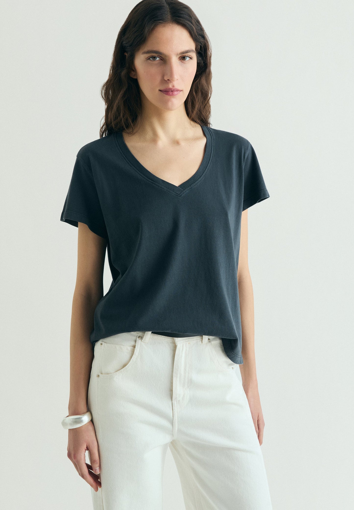 T-SHIRT BÁSICA COM DECOTE EM V