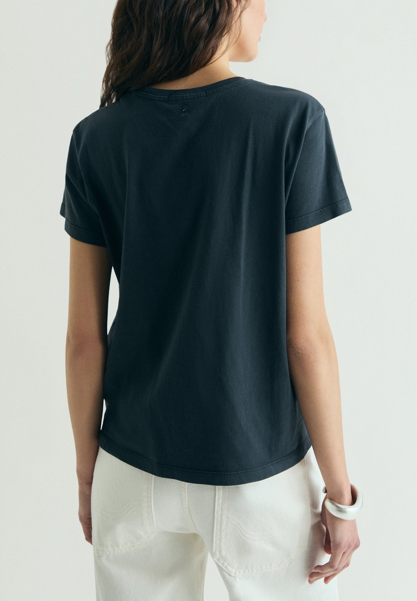 T-SHIRT BÁSICA COM DECOTE EM V