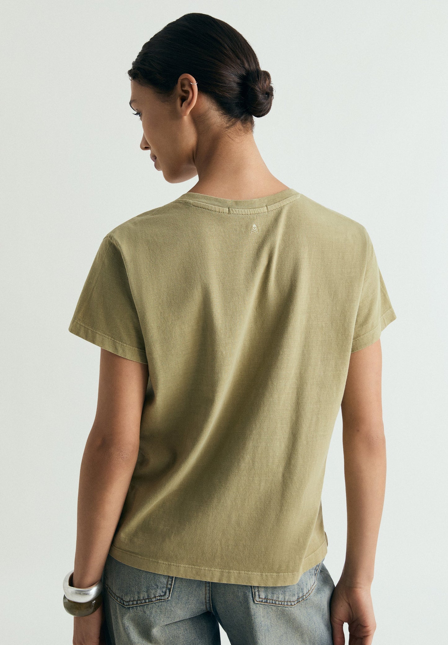 T-SHIRT BÁSICA COM DECOTE EM V