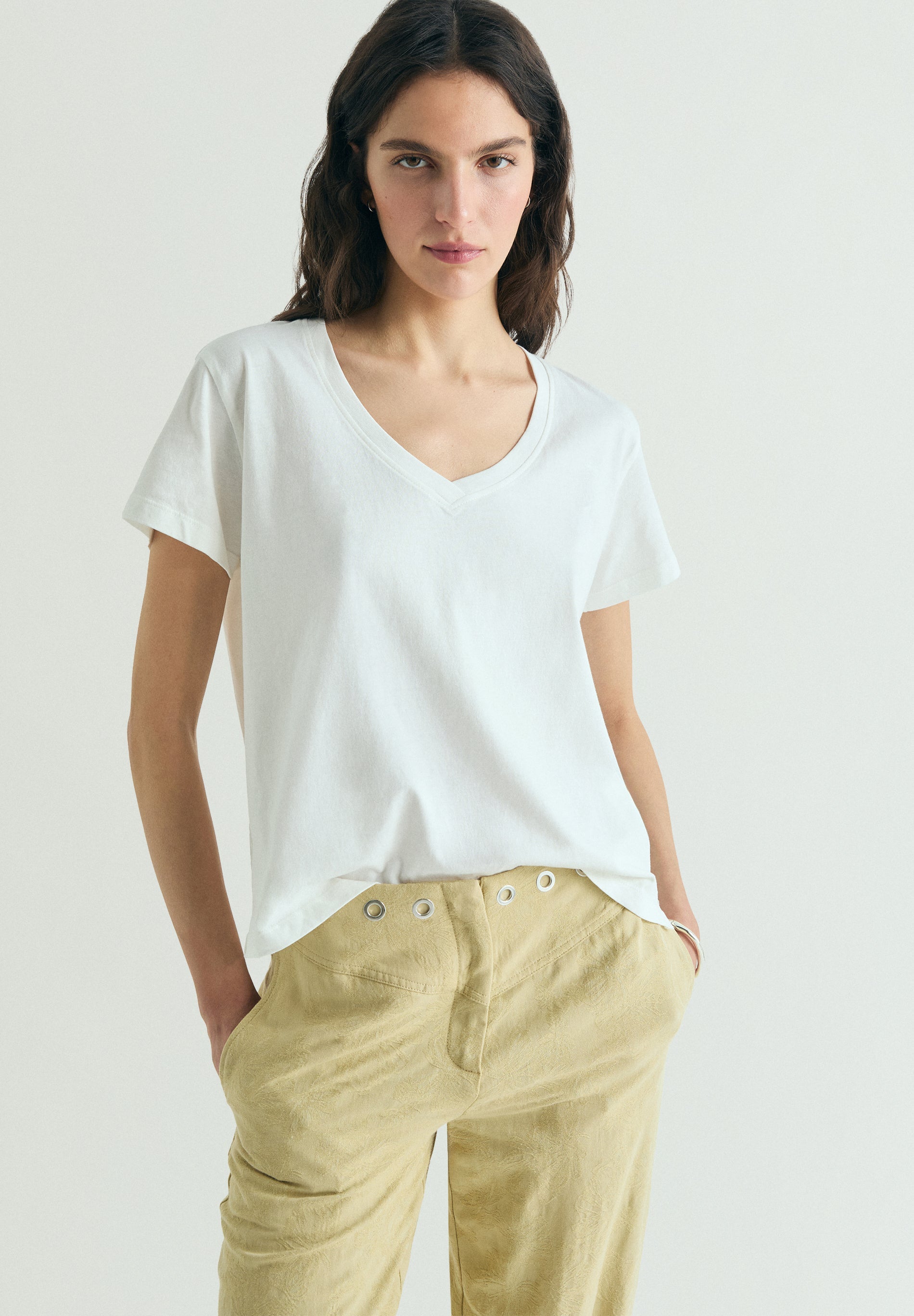 T-SHIRT BÁSICA COM DECOTE EM V