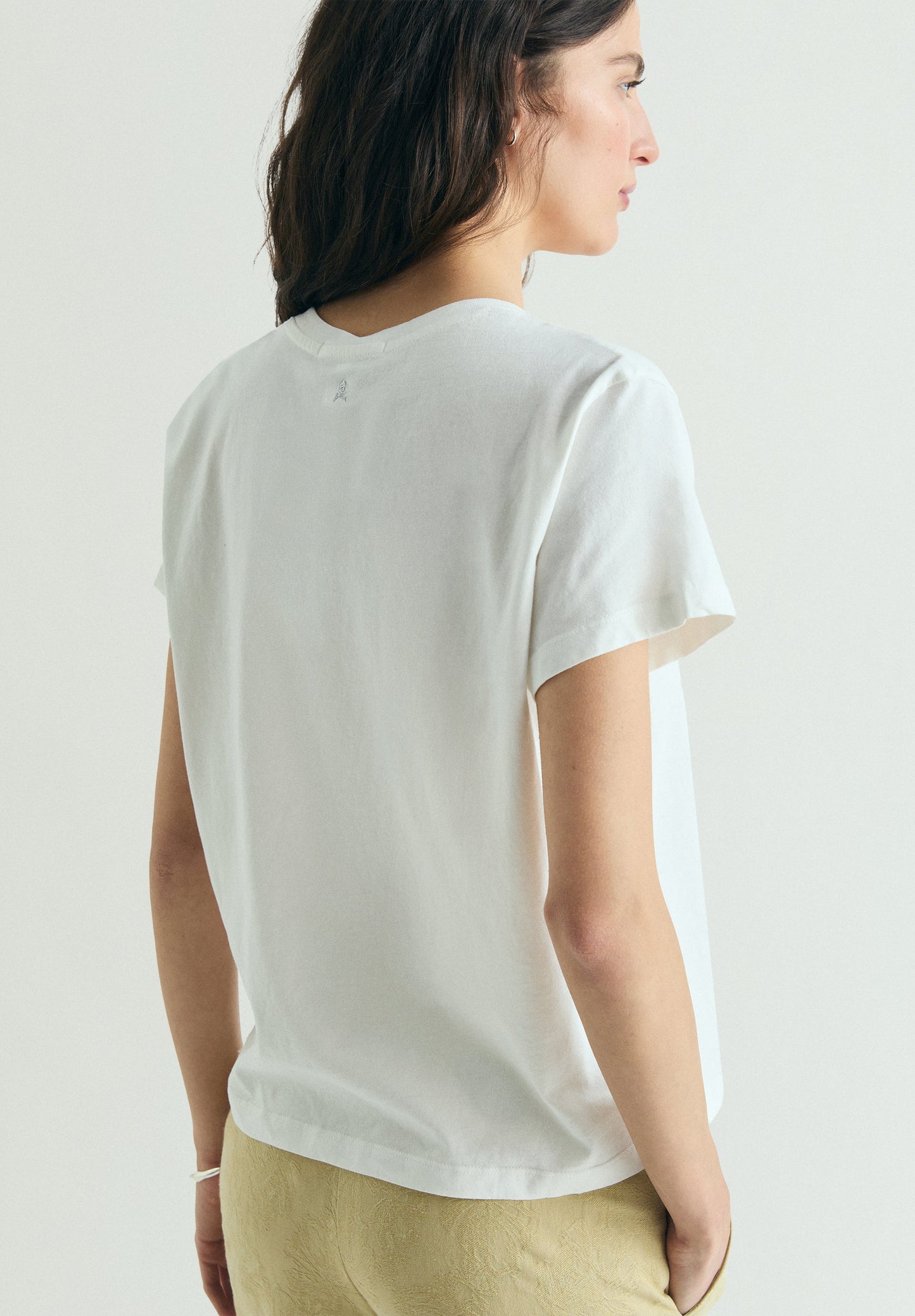 T-SHIRT BÁSICA COM DECOTE EM V