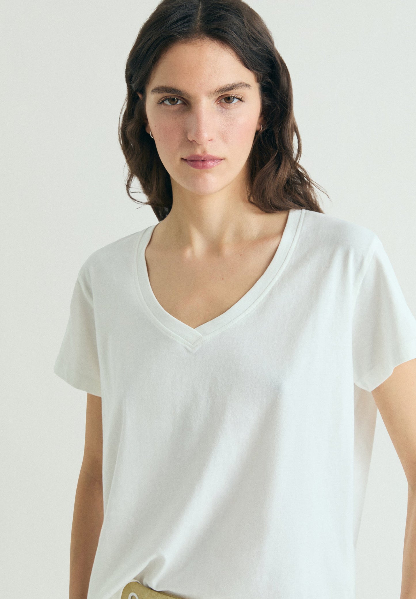 T-SHIRT BÁSICA COM DECOTE EM V