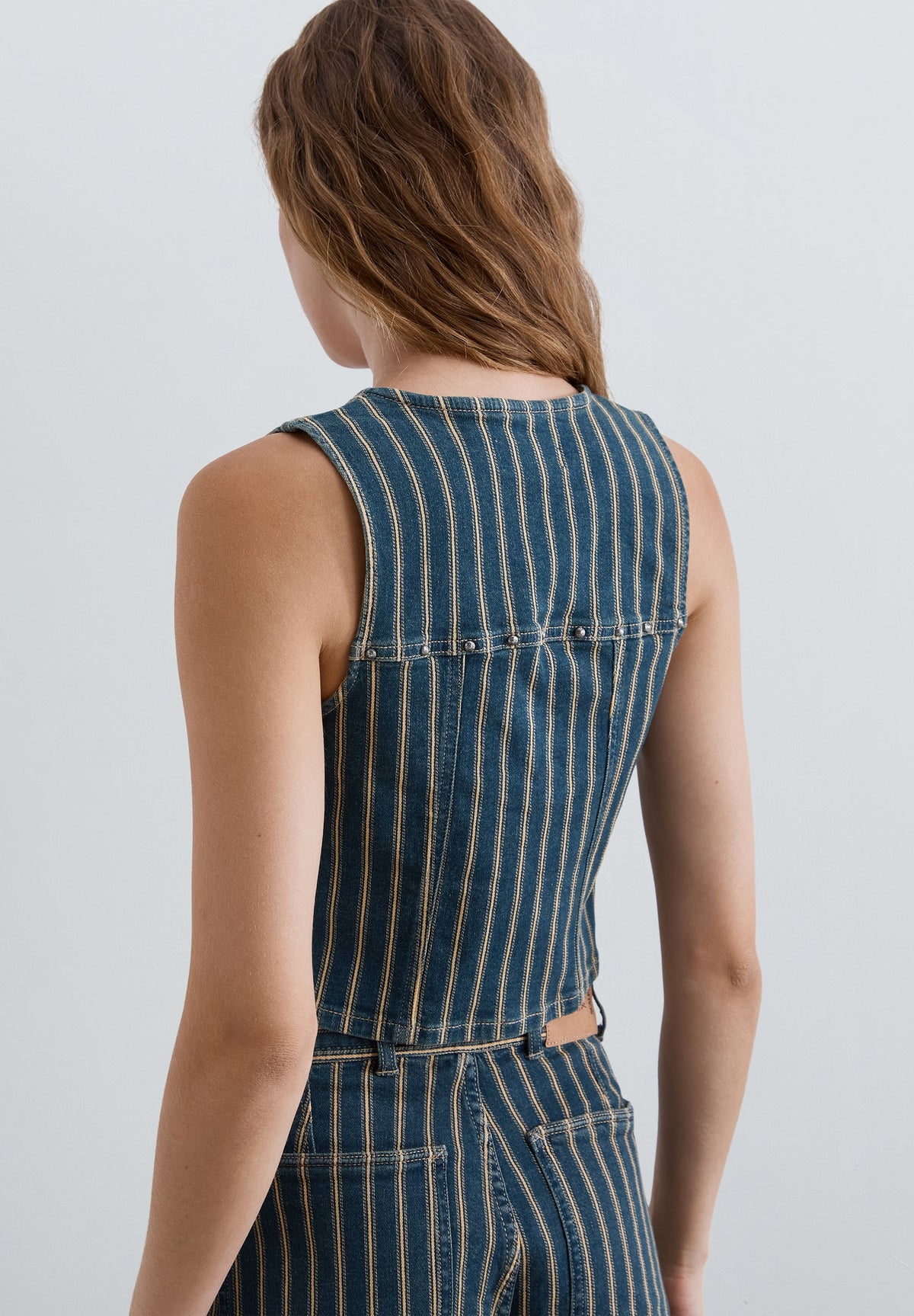 COLETE DENIM ÀS RISCAS