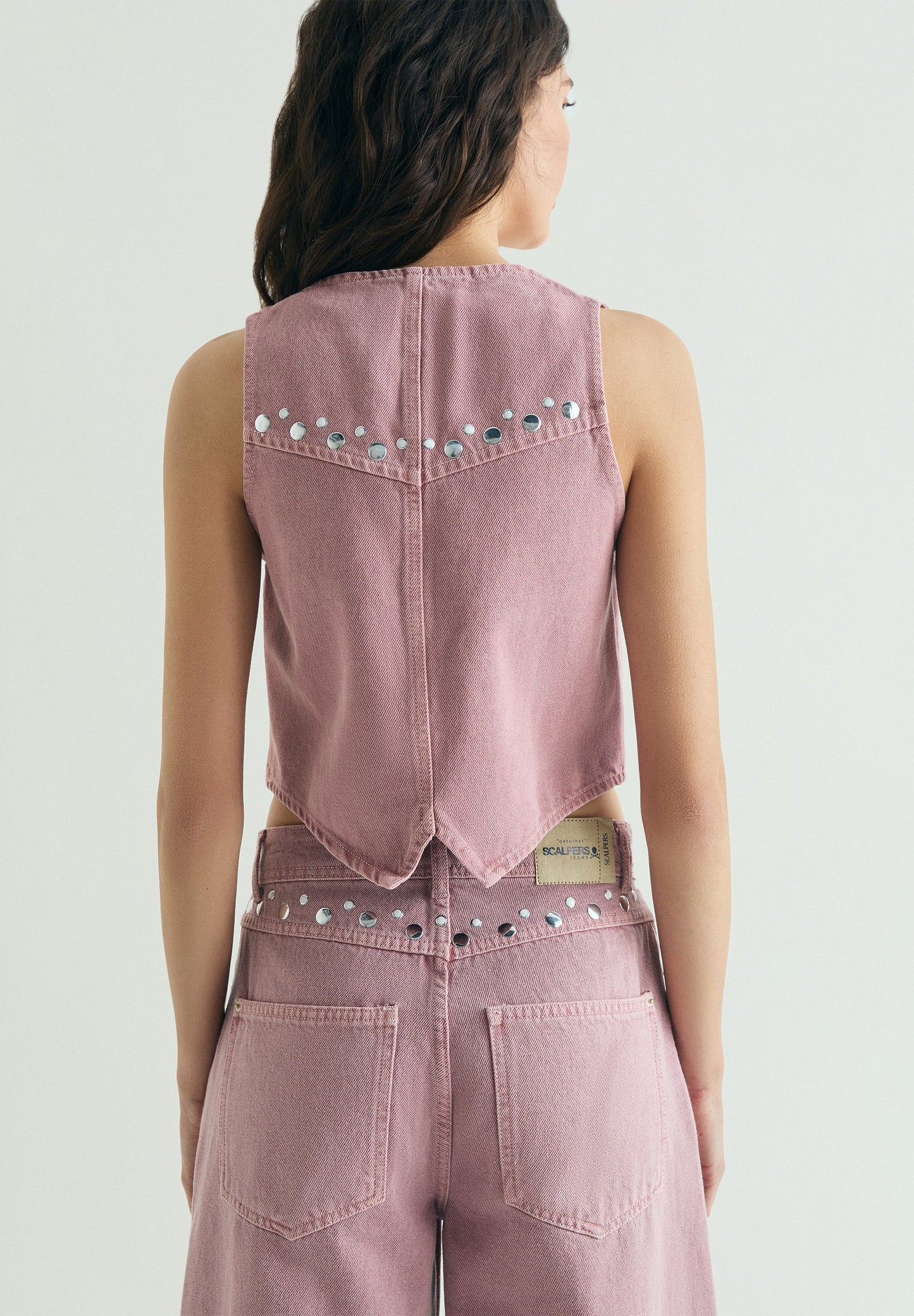 COLETE DENIM COM TACHAS