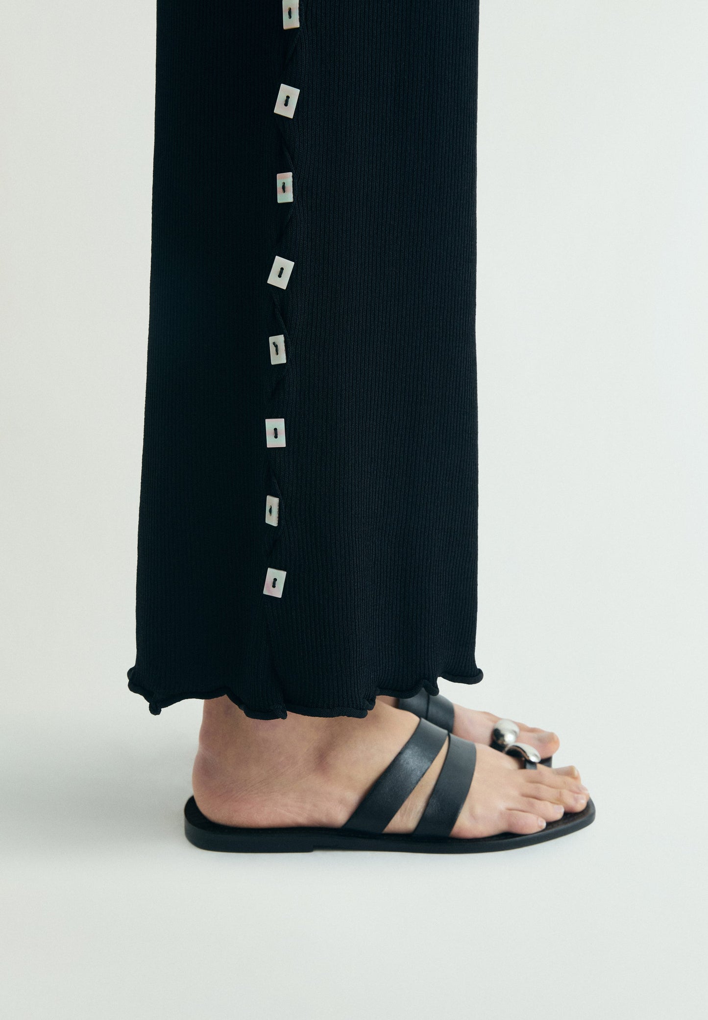 CALÇAS DE MALHA COM APLIQUES LATERAIS