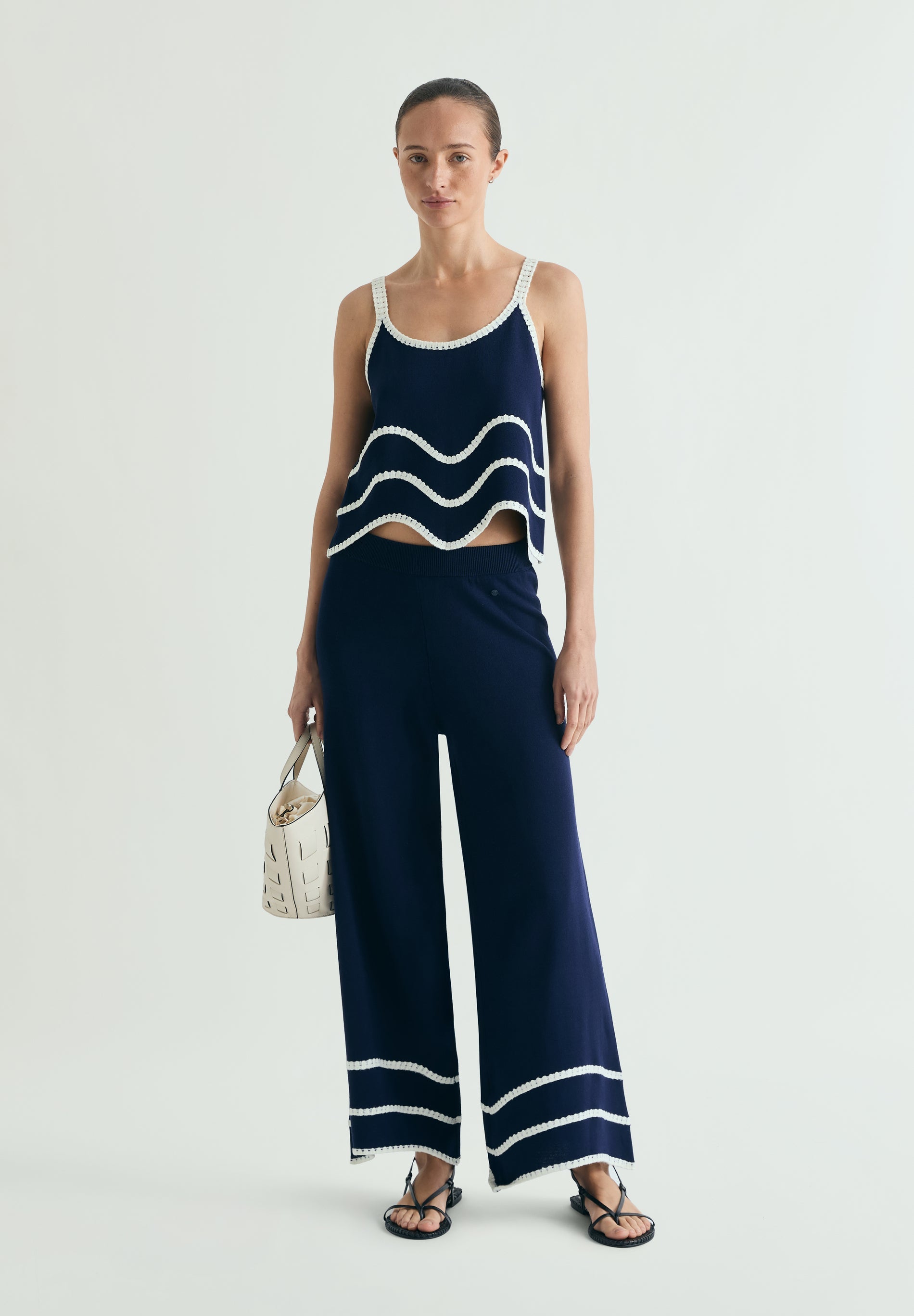 CALÇAS DE MALHA FINA EM CONTRASTE